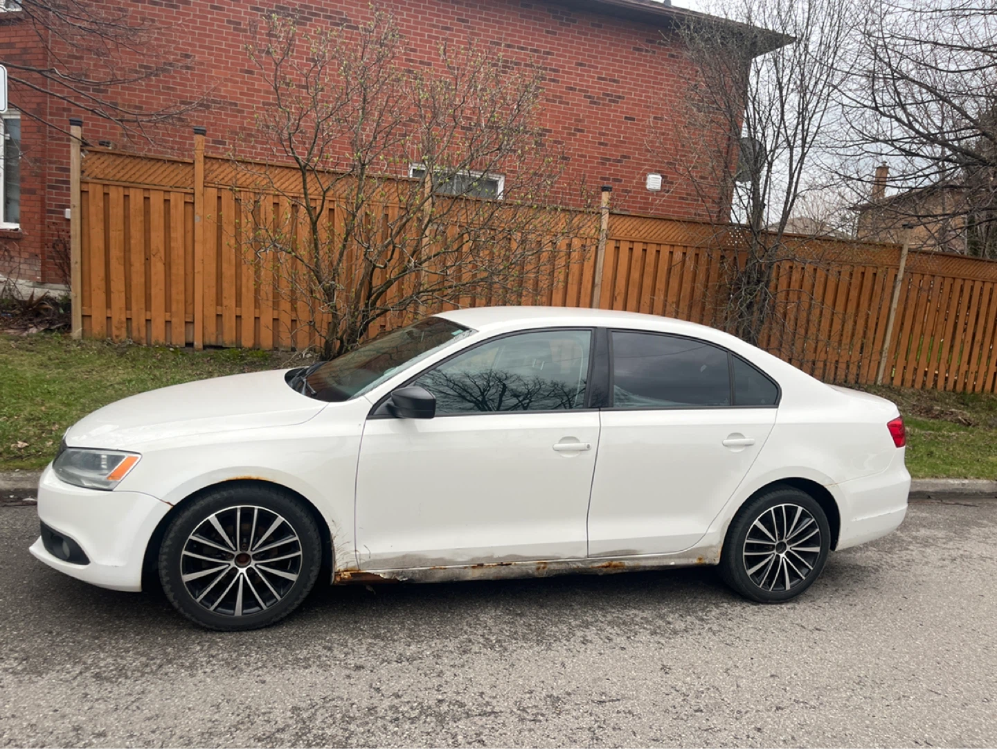 White Volkswagen Jetta - photo 3