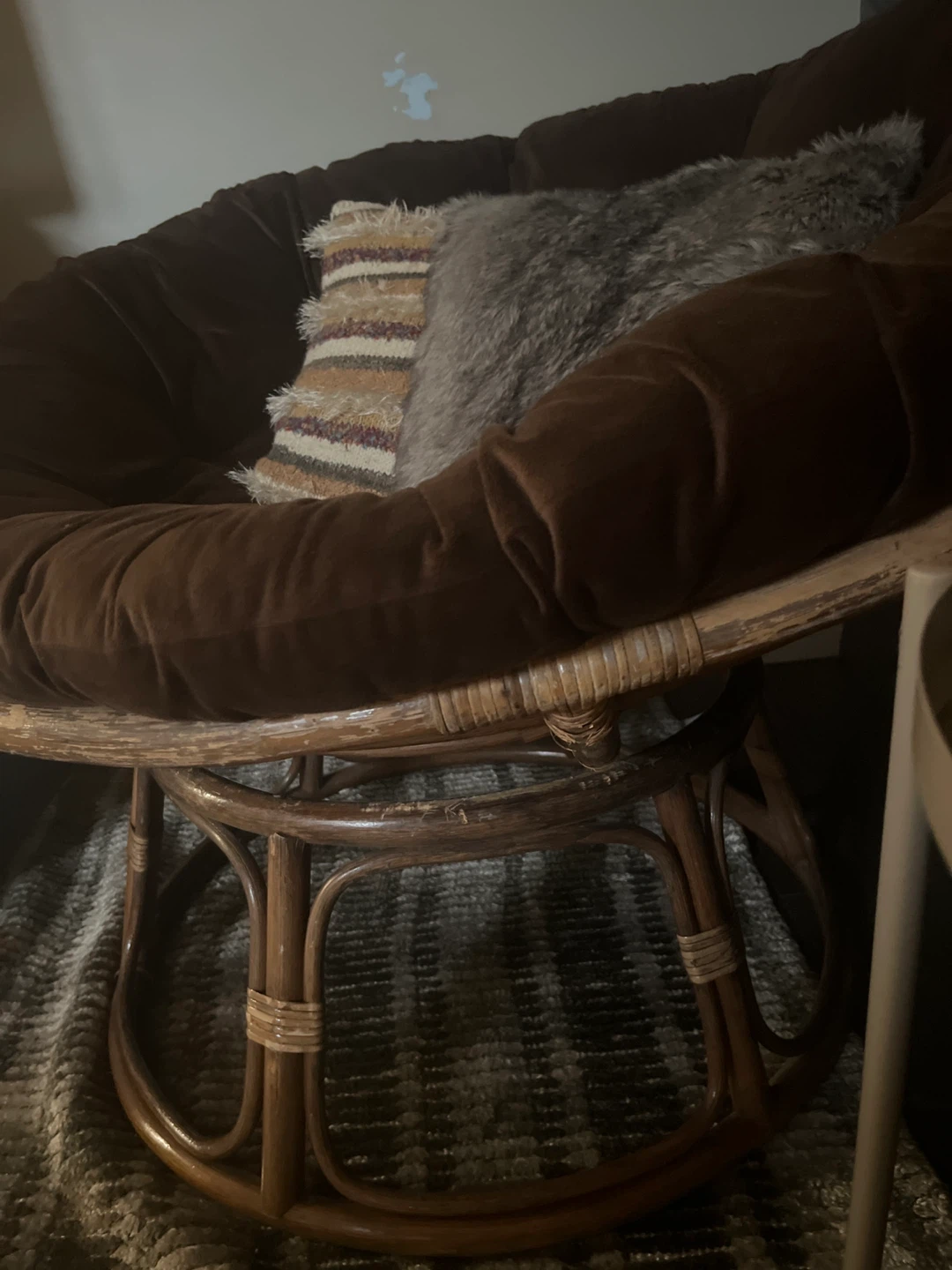 Brown Papasan Chair with Grey Patterned Throw Blanket - photo 2