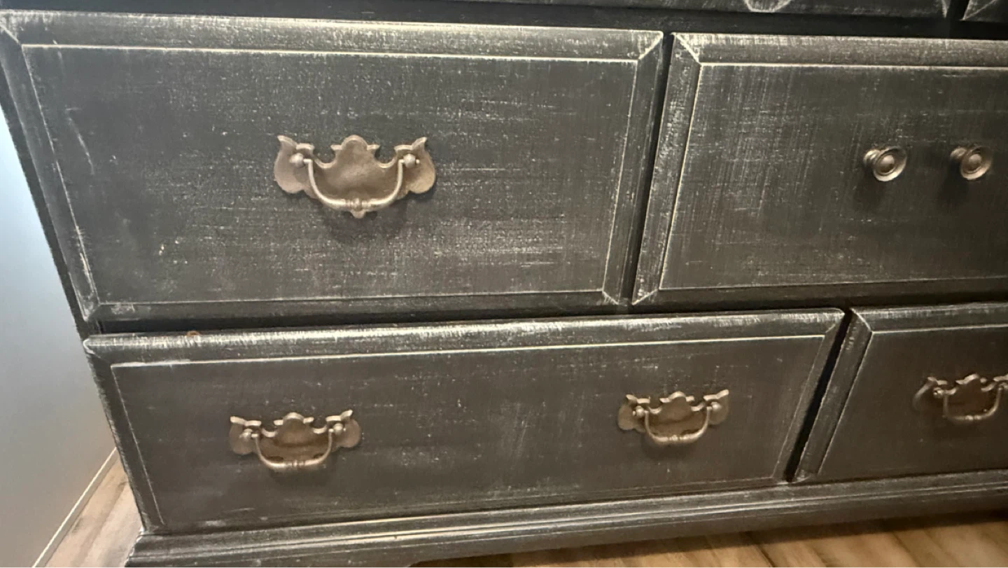 Gorgeous solid wood dresser - photo 3