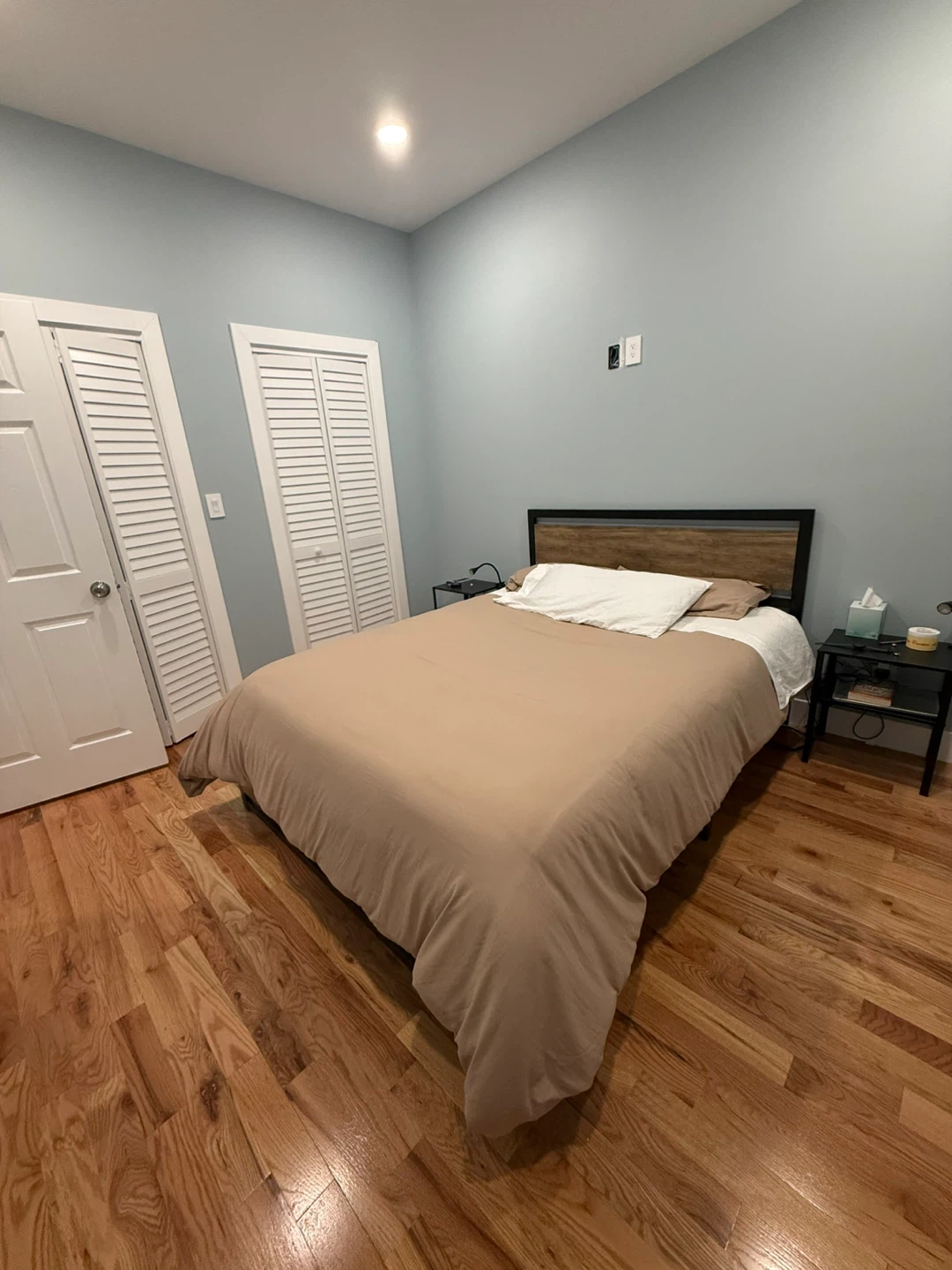 Queen Size Bed with Wood Headboard - photo 2