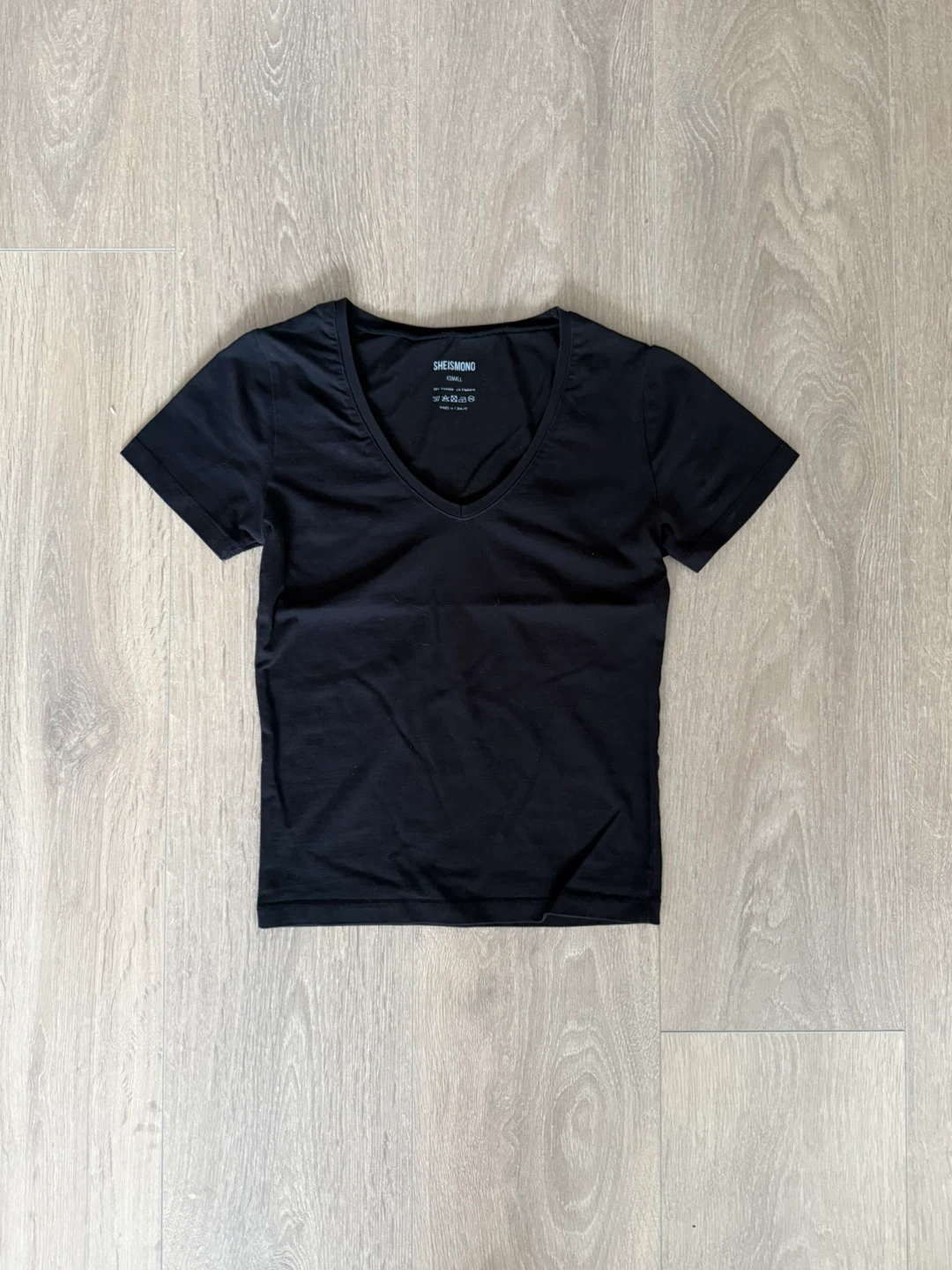 She Is Mono Black V-Neck Tight T-Shirt