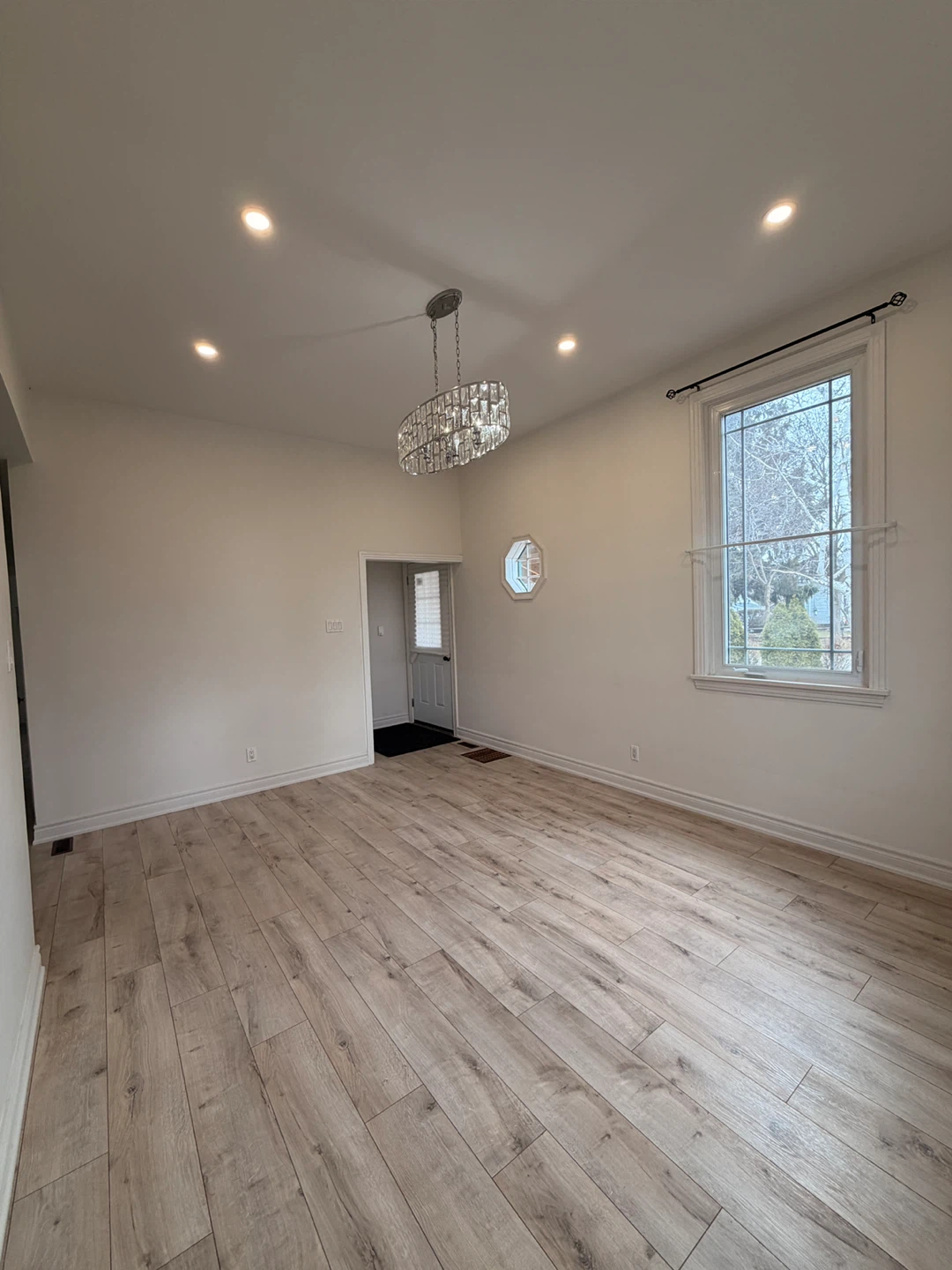 2 Bedroom Main floor for rent  Newmarket - photo 2