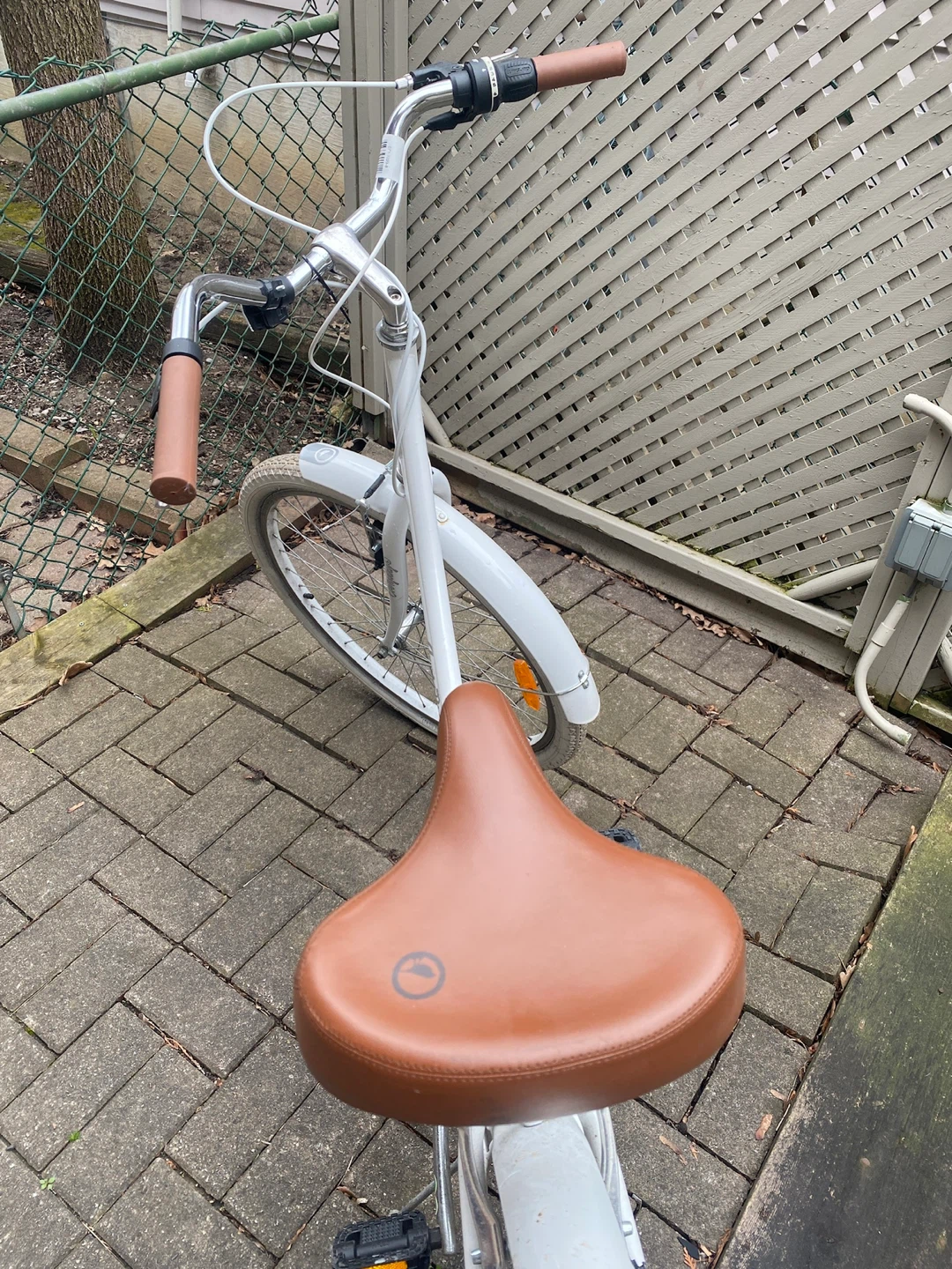 White Cruiser Bicycle - photo 2