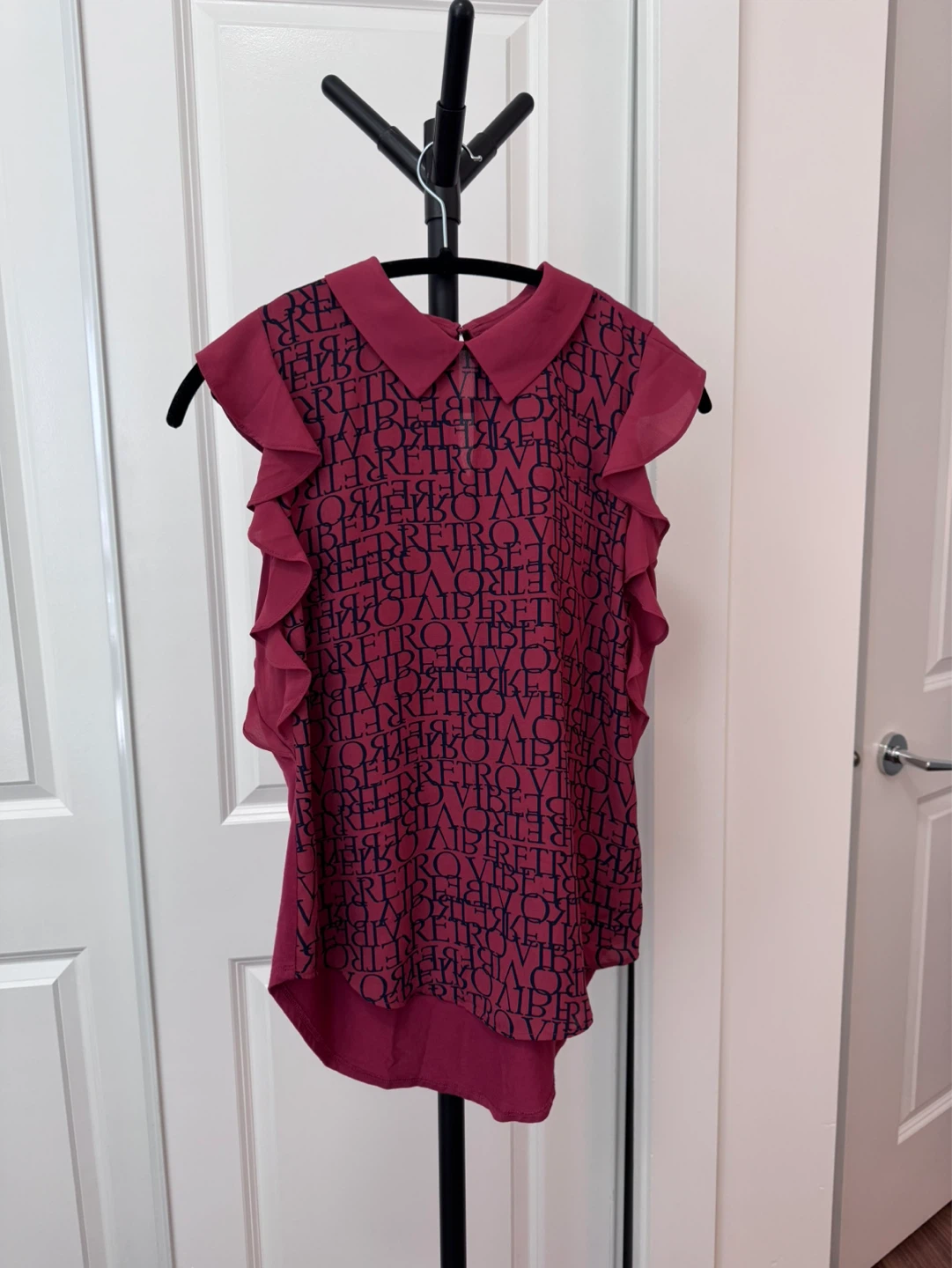 RW&CO. Women's Red Script Print Ruffle Sleeve Top Size S/P