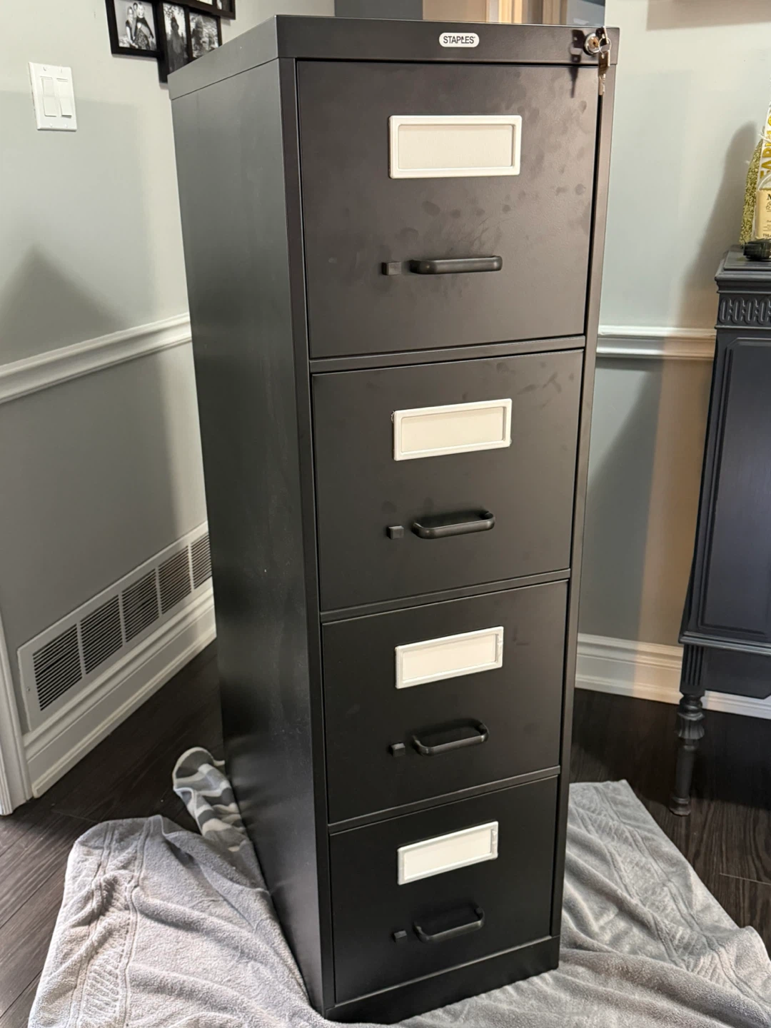 4 drawer filing cabinet (lockable)
