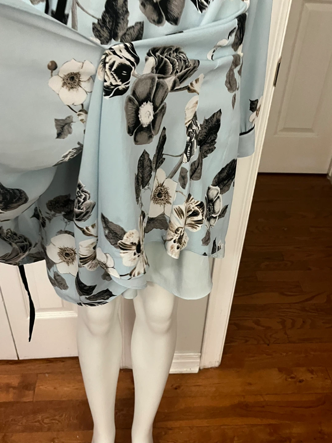 LE CHÂTEAU Light Blue Floral Wrap Dress Size M/M - photo 2