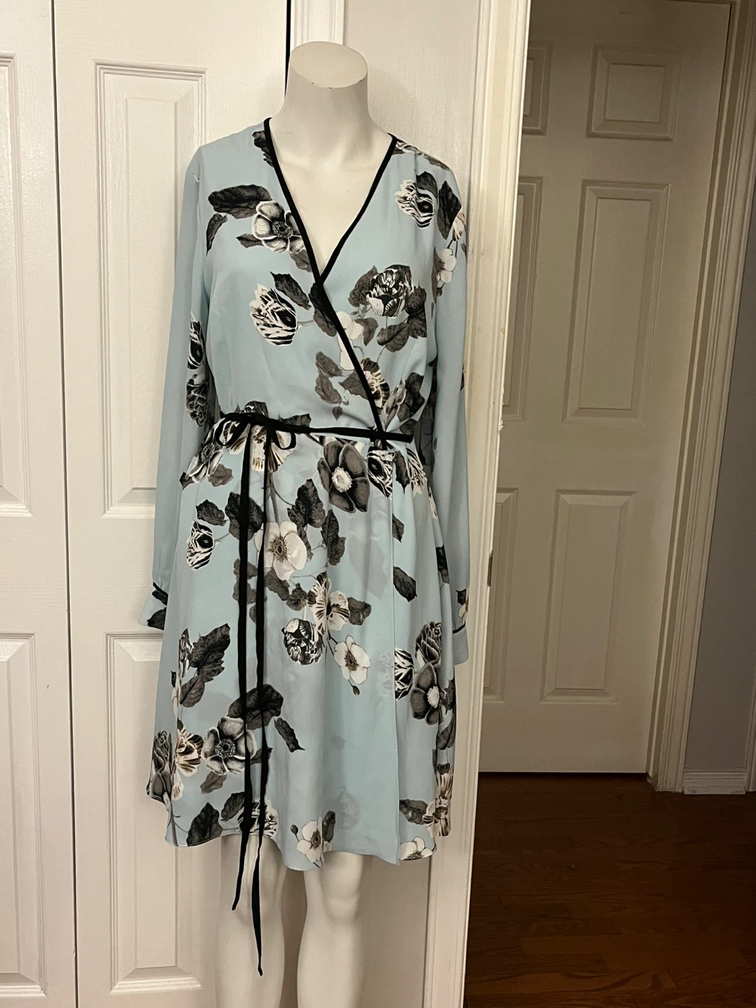 LE CHÂTEAU Light Blue Floral Wrap Dress Size M/M - photo 4