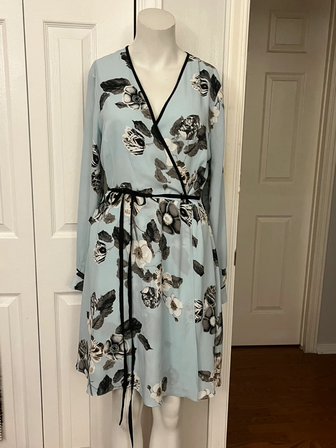 LE CHÂTEAU Light Blue Floral Wrap Dress Size M/M - photo 3
