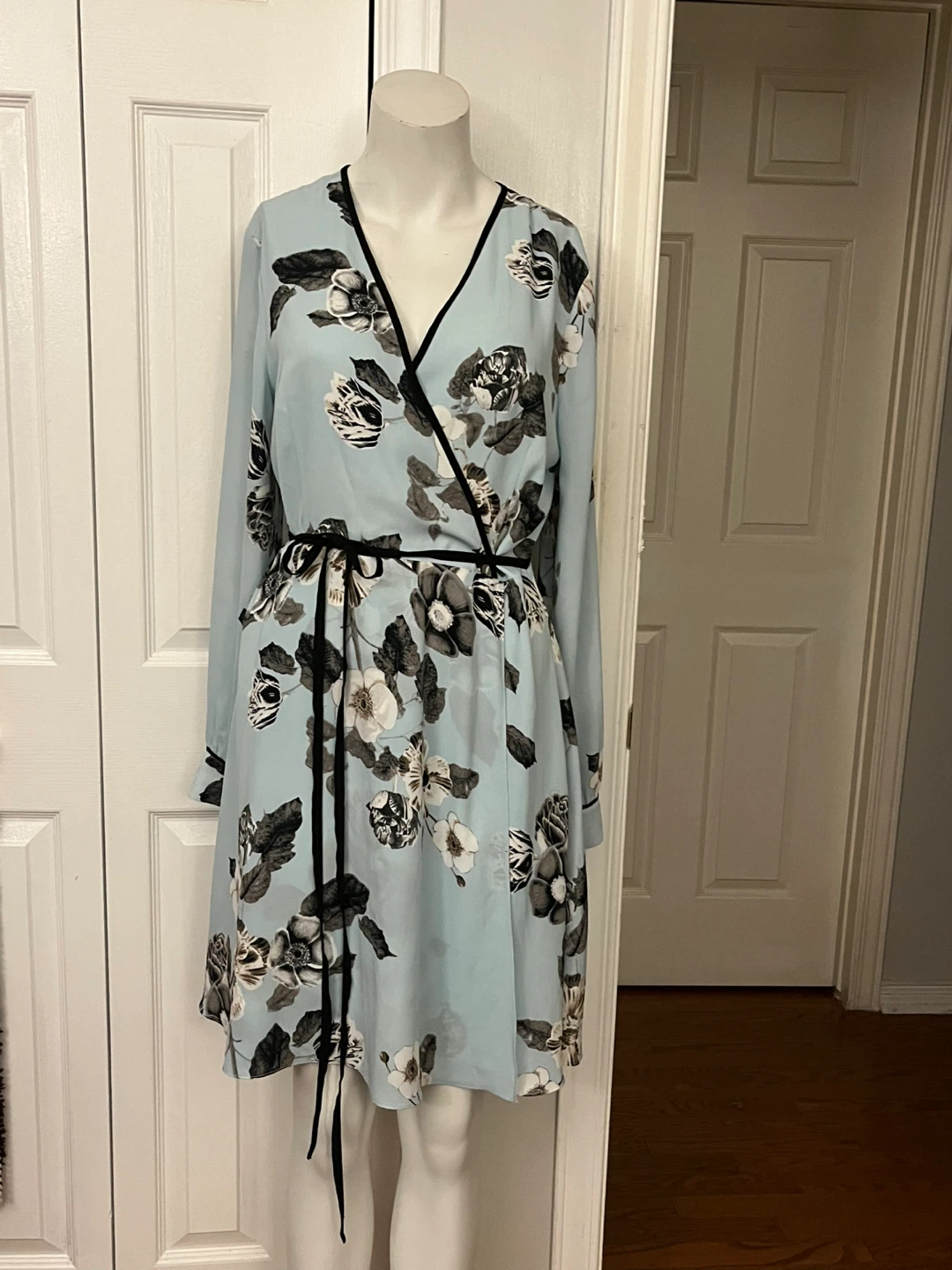 LE CHÂTEAU Light Blue Floral Wrap Dress Size M/M