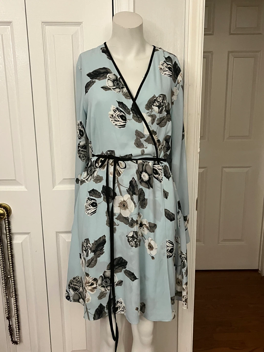 LE CHÂTEAU Light Blue Floral Wrap Dress Size M/M - photo 5