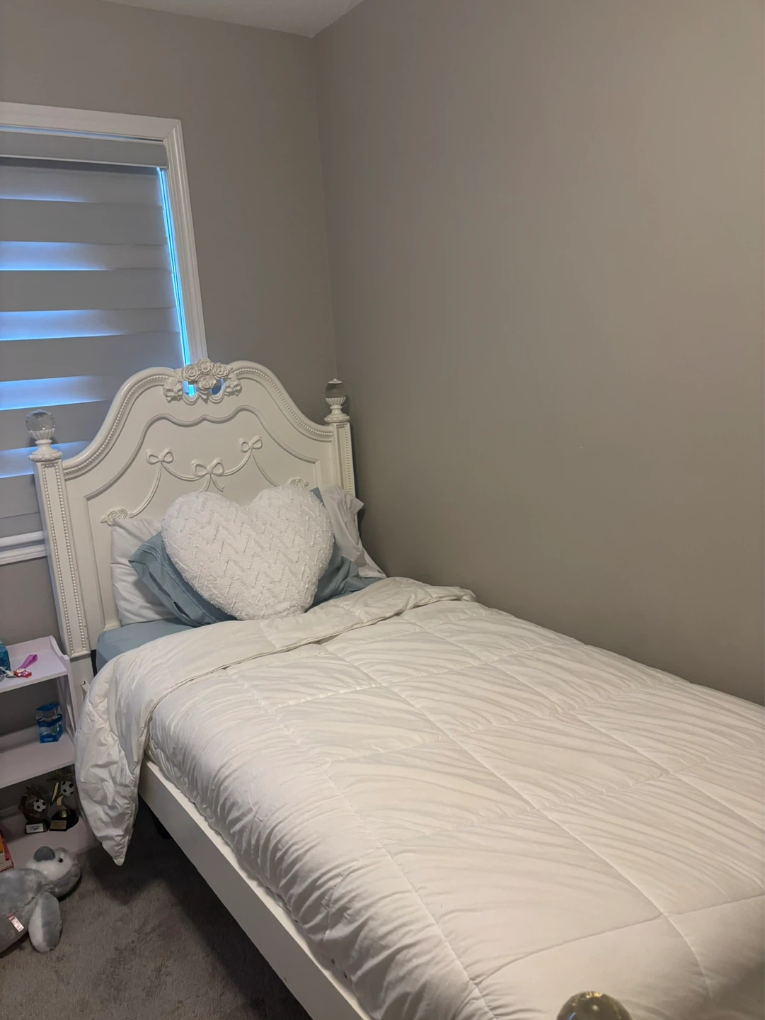 Twin bedroom set with 2 nightstands and dresser.