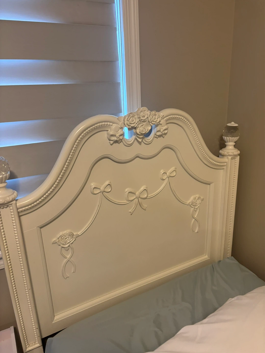 Twin bedroom set with 2 nightstands and dresser. - photo 2