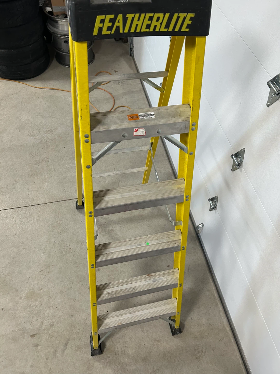 Featherlite FL-3010-06 6ft Fiberglass Stepladder - photo 4