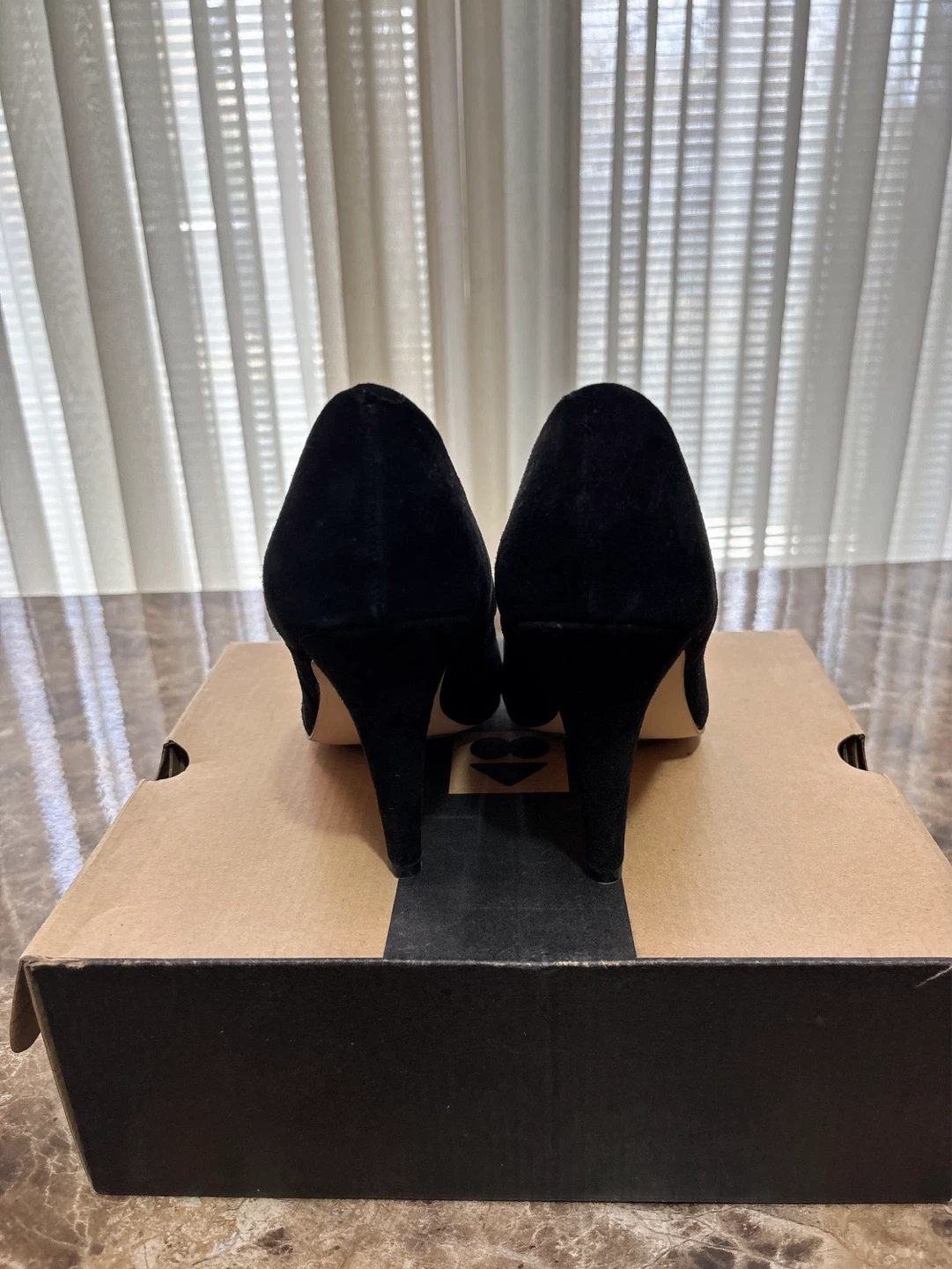 Le Château Black Suede Bow Heels Size 6 - photo 4