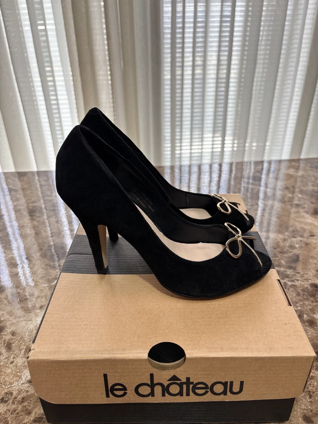 Le Château Black Suede Bow Heels Size 6 - photo 3