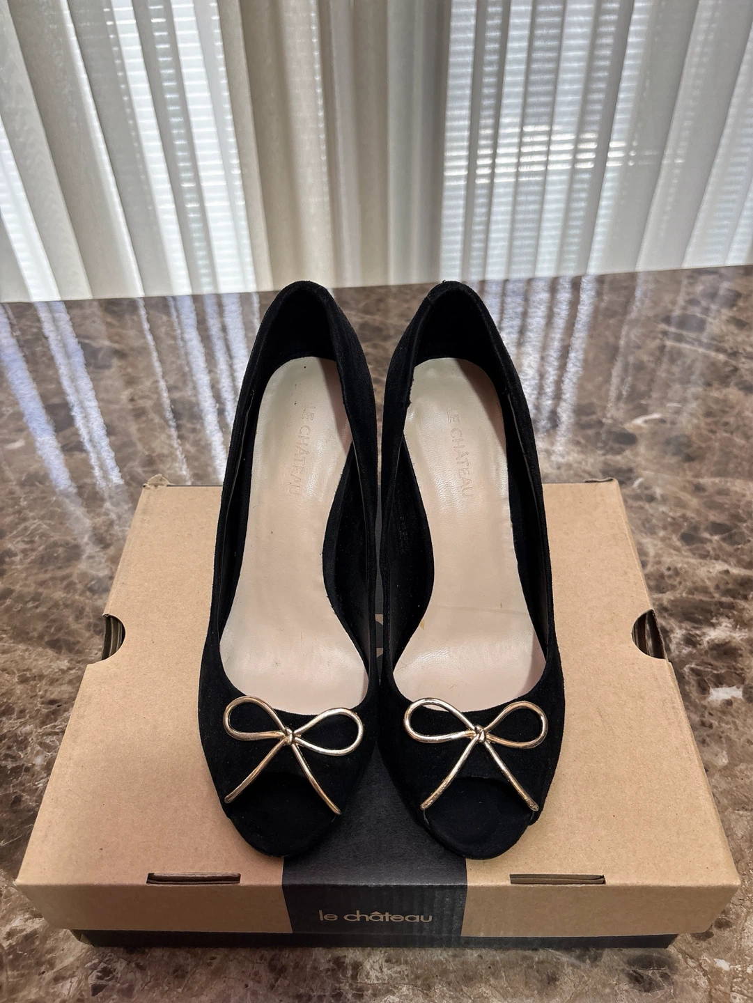 Le Château Black Suede Bow Heels Size 6 - photo 2