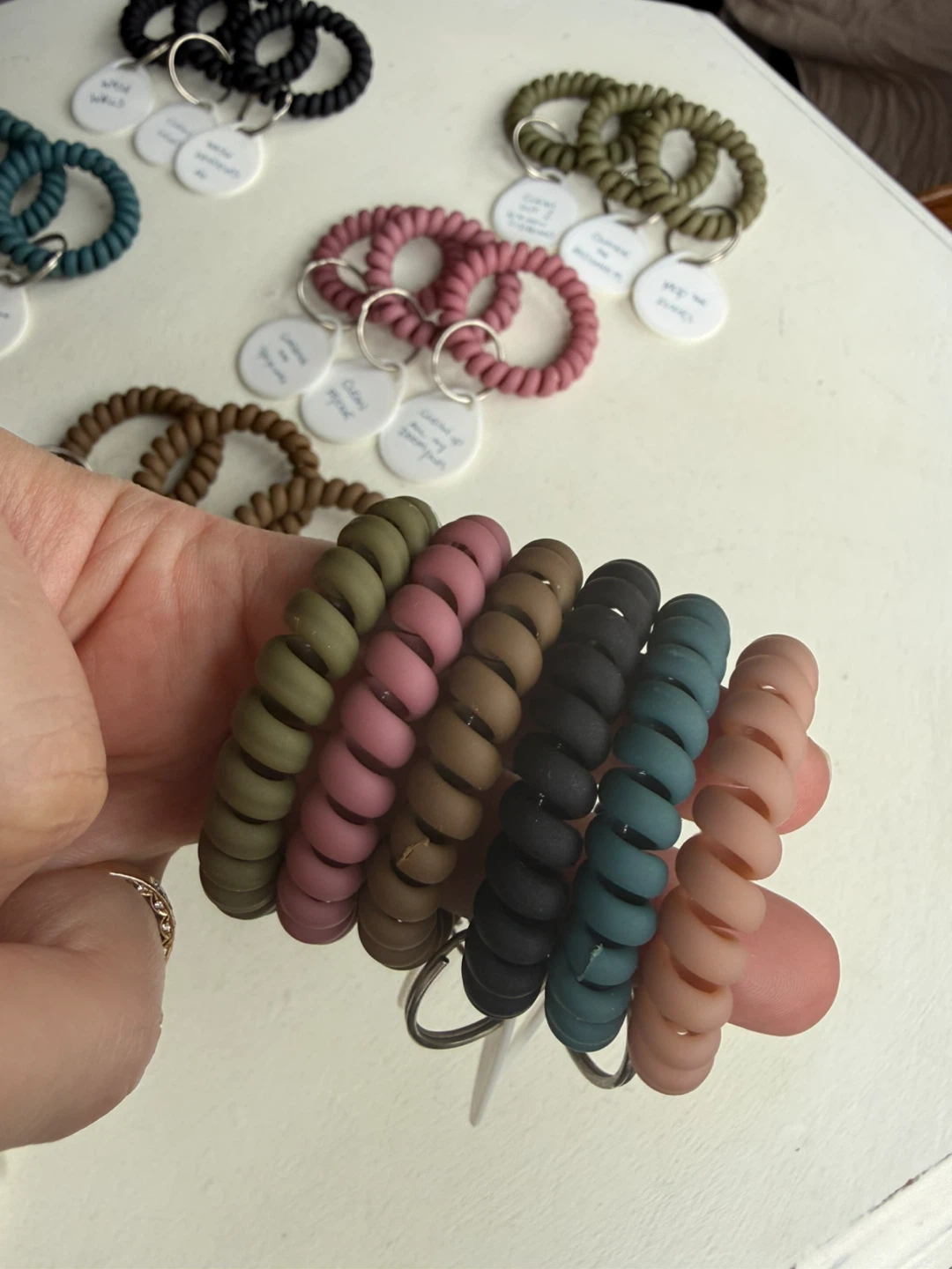 Stretchy wristband keychains - 24 pieces - photo 4