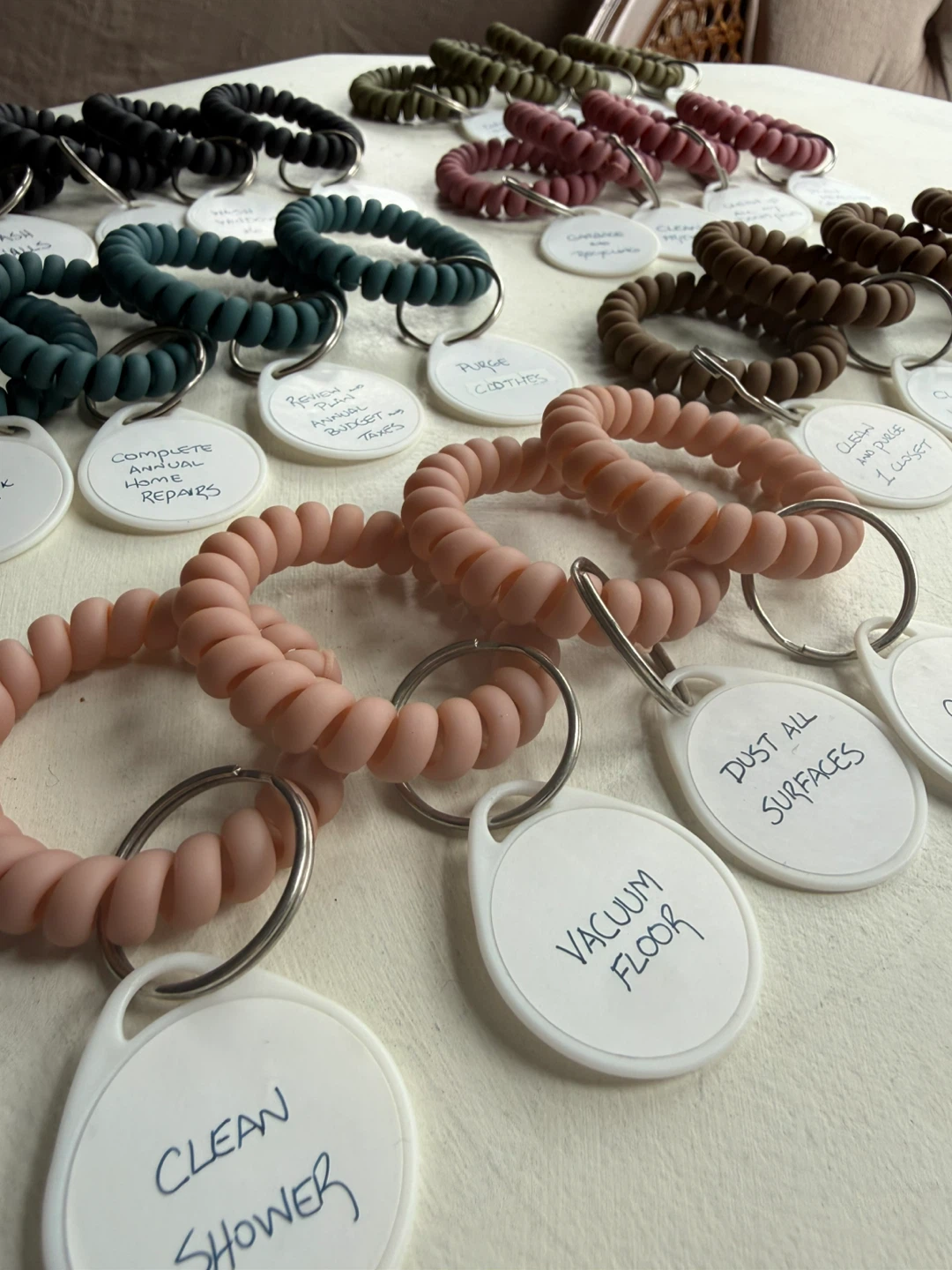 Stretchy wristband keychains - 24 pieces - photo 3