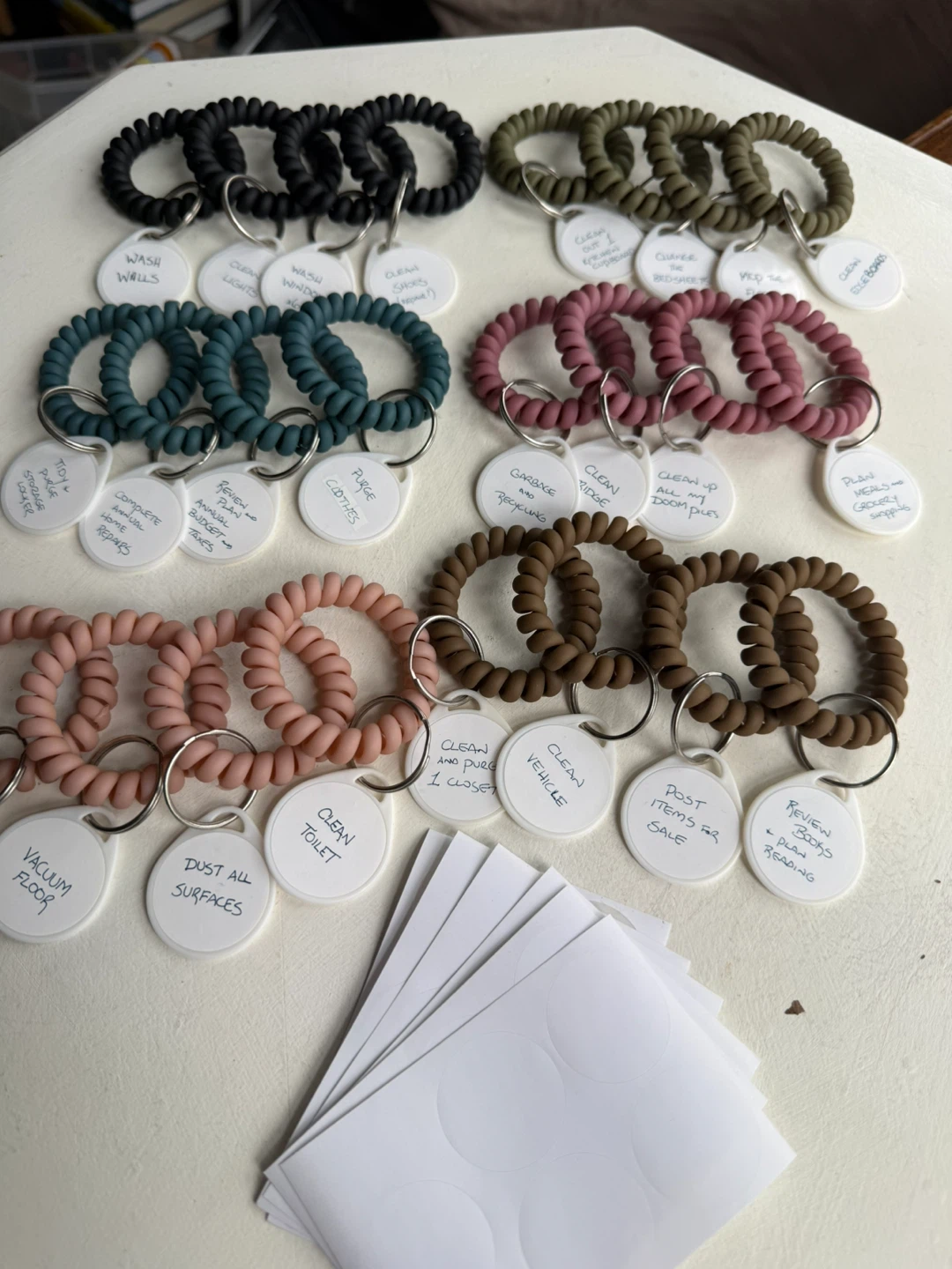 Stretchy wristband keychains - 24 pieces - photo 5
