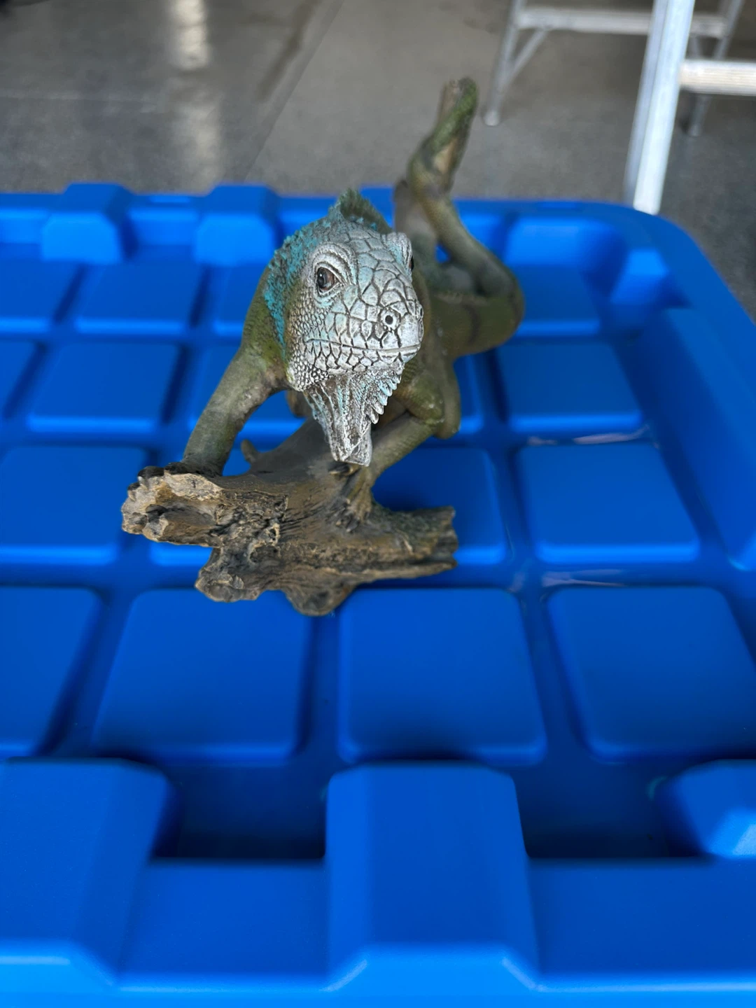 *Moving Sale* Iguana Figurine - photo 3