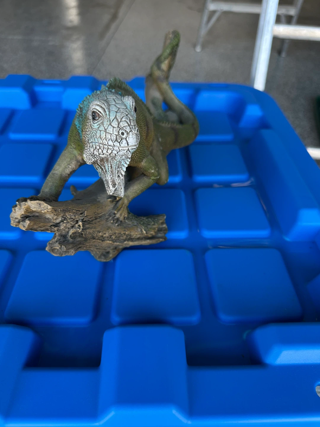 *Moving Sale* Iguana Figurine - photo 2