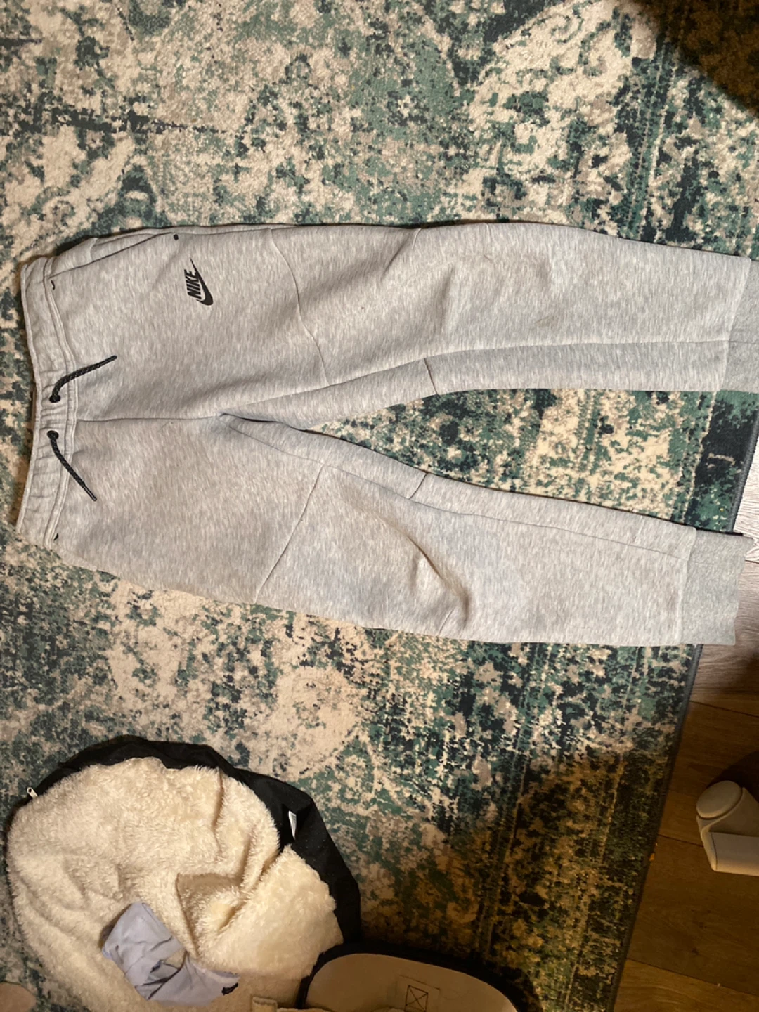 NIKE TECH - Medium Youth