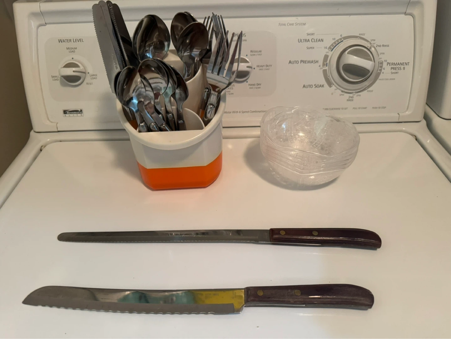 Cutlery Set with 2 Serrated Knives