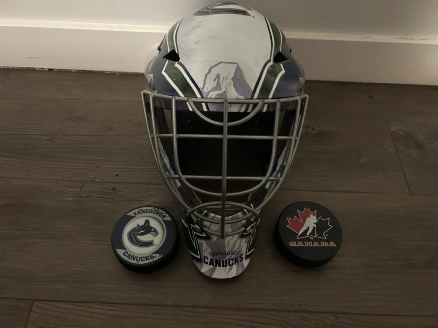 Vancouver Canucks Goalie Mask and Puck Set