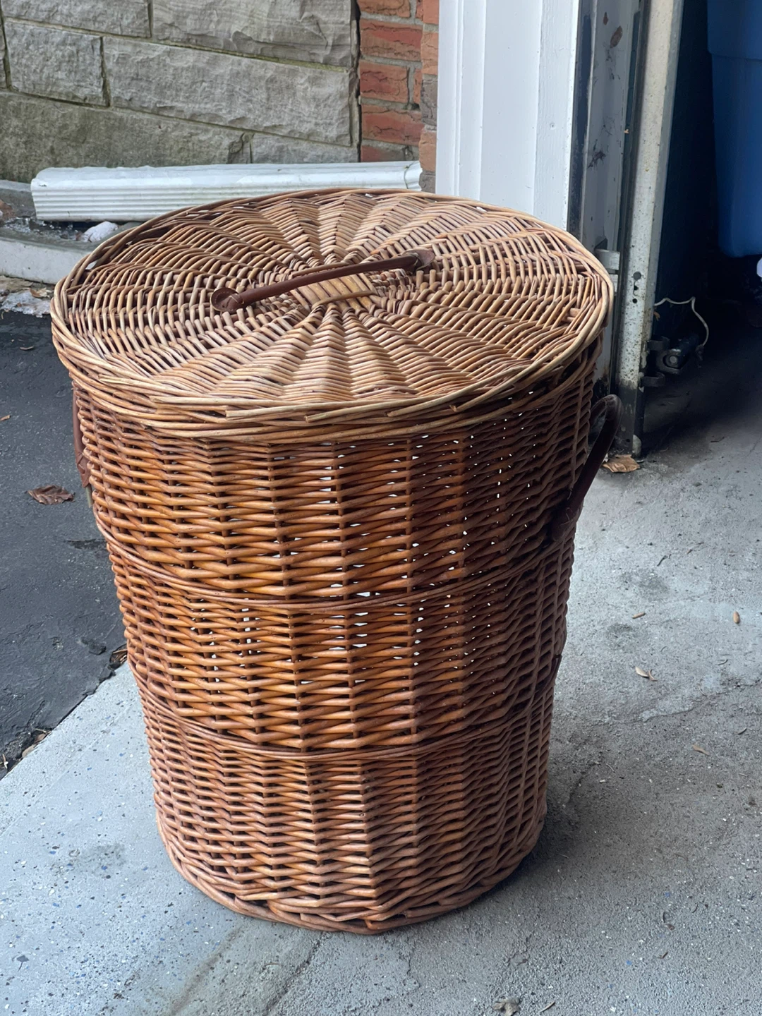 Wicker Laundry Hamper with Lid - photo 2