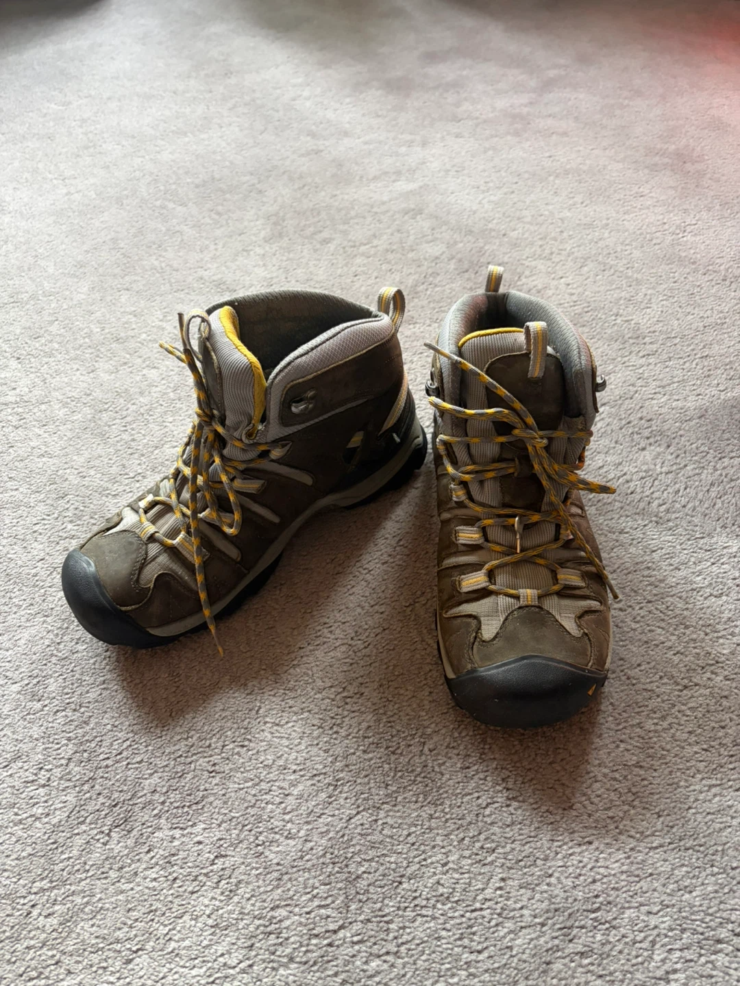 KEEN Hiking Boots Size 9.5 - photo 3