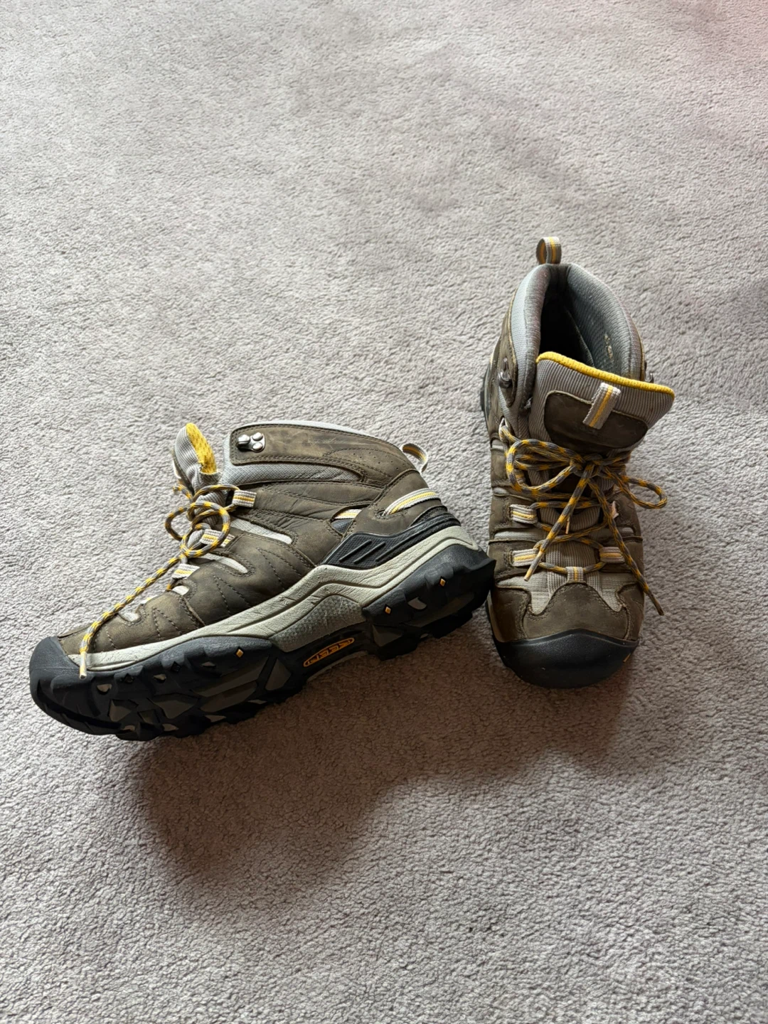 KEEN Hiking Boots Size 9.5