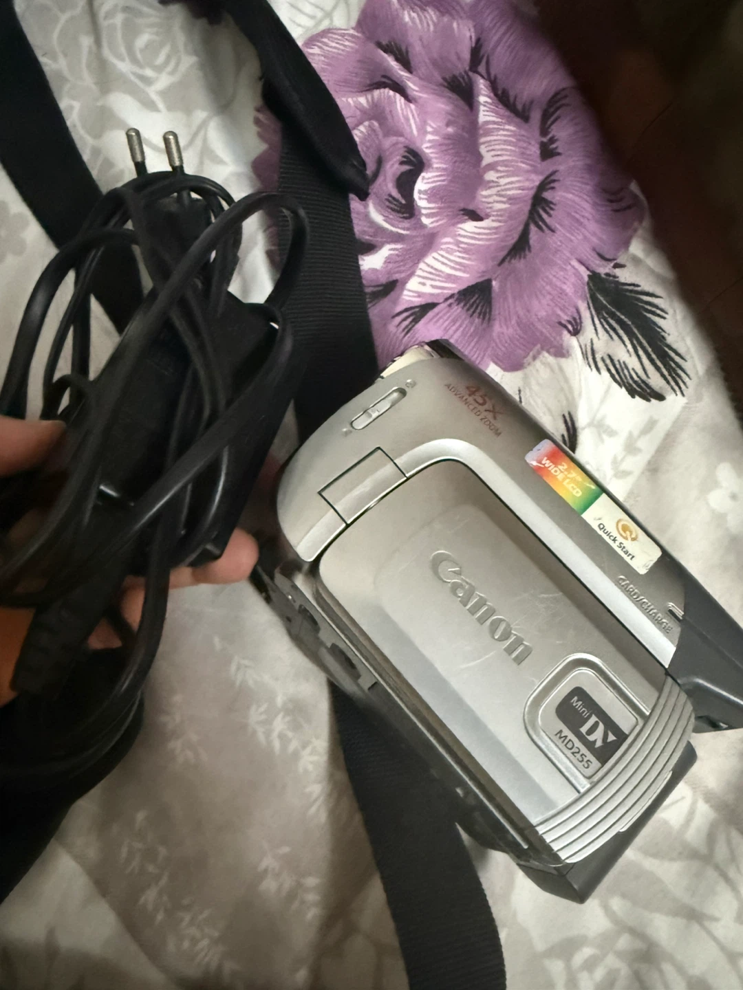 Canon MiniDV Camcorder MD255 with Charger and Bag