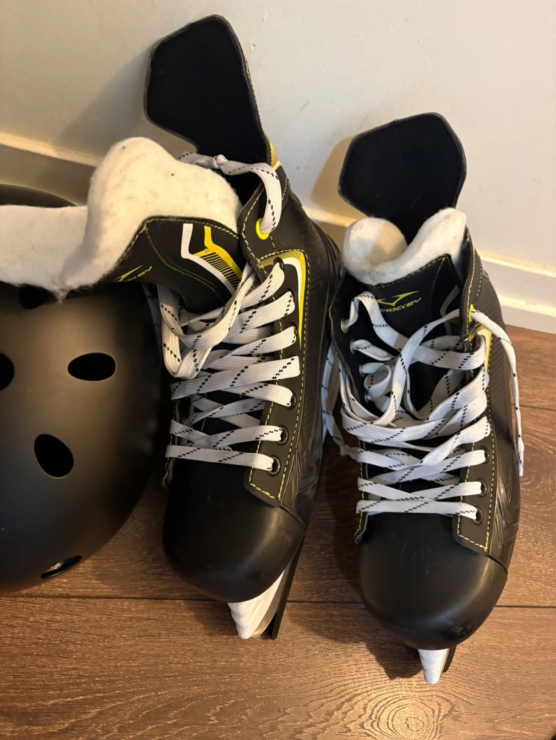 Vicko Hockey Skates, Helmet & Pads - US Size 9 - photo 3