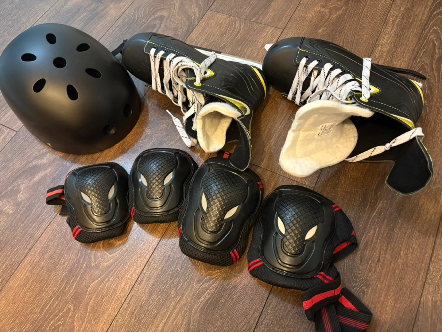 Vicko Hockey Skates, Helmet & Pads - US Size 9