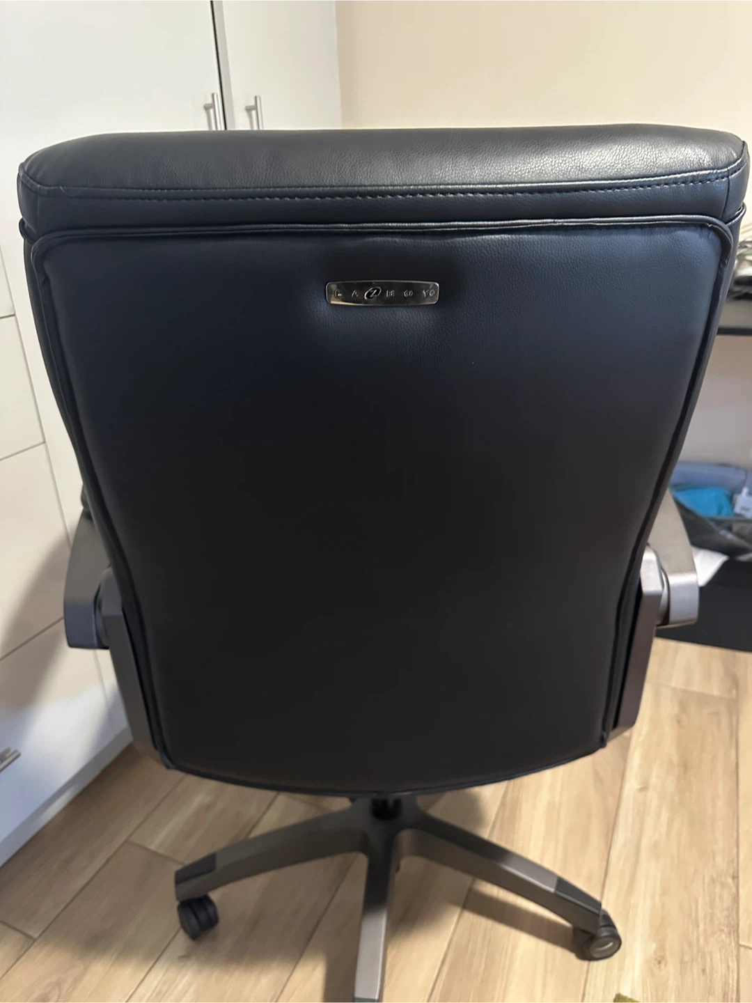Selling La-Z-Boy Aberdeen Ergonomic Bonded Leather Chair - photo 3