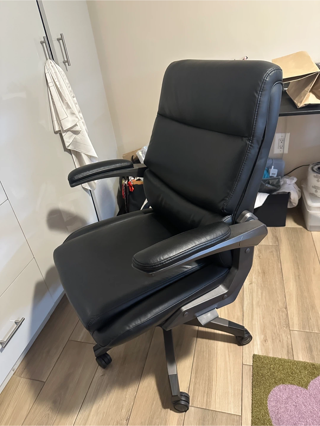Selling La-Z-Boy Aberdeen Ergonomic Bonded Leather Chair - photo 2