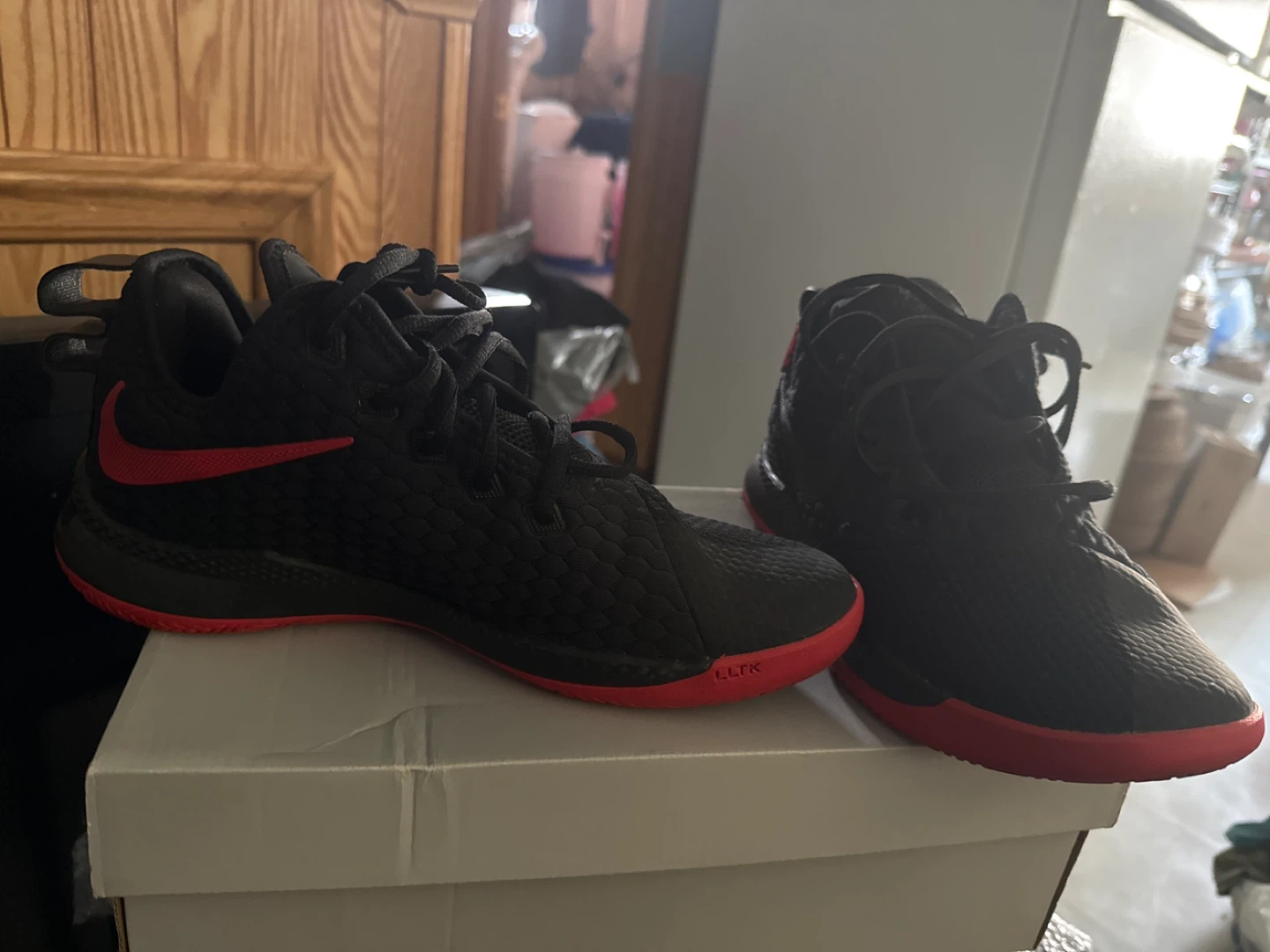 Nike LeBron Witness 5 Basketball Shoes