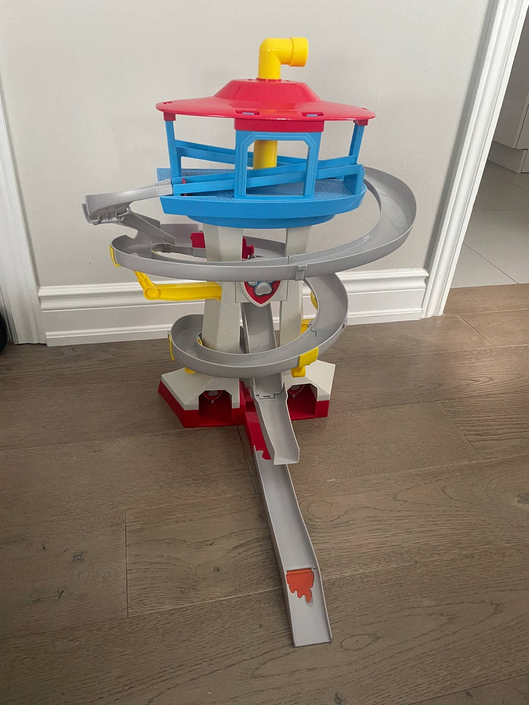Paw Patrol True Metal Adventure Bay Rescue Tower Playset - photo 2