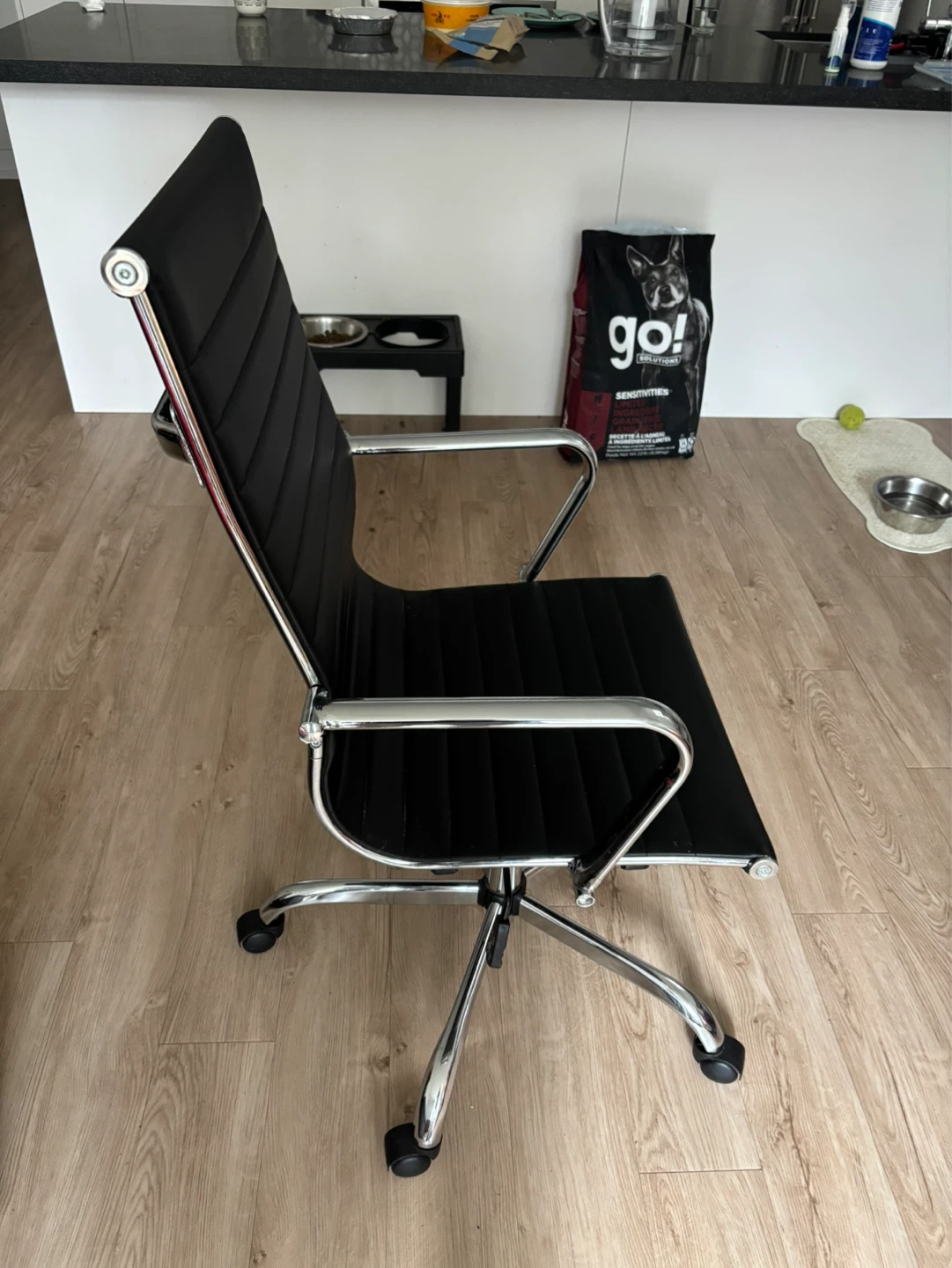 Black office chair with chrome accents - photo 2