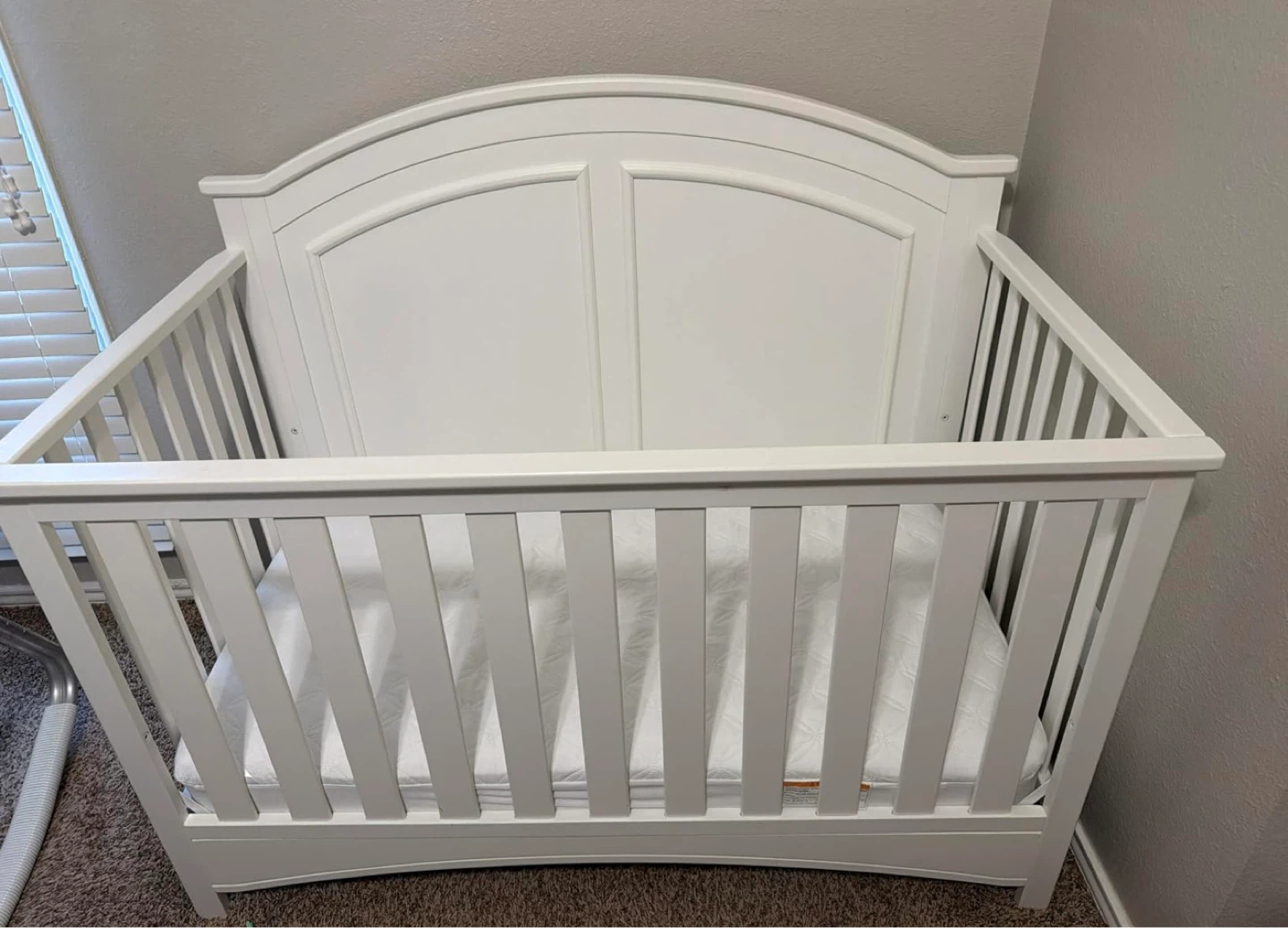 Evolur White Crib with Matterss