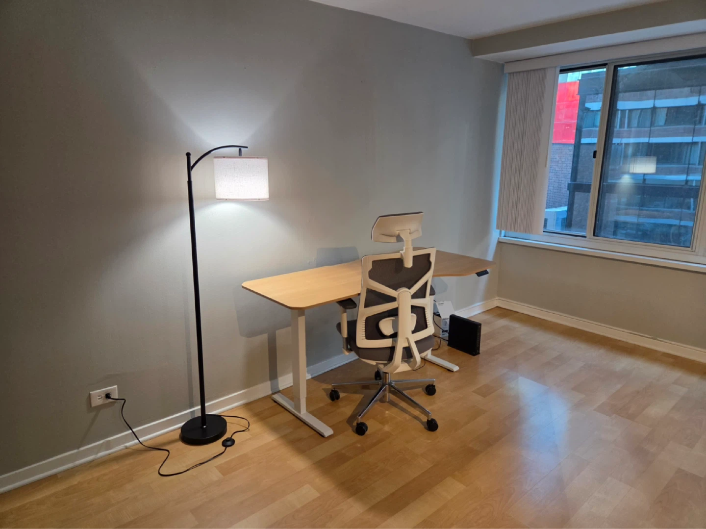 Adjustable Standing Desk - Light Wood Top - photo 4