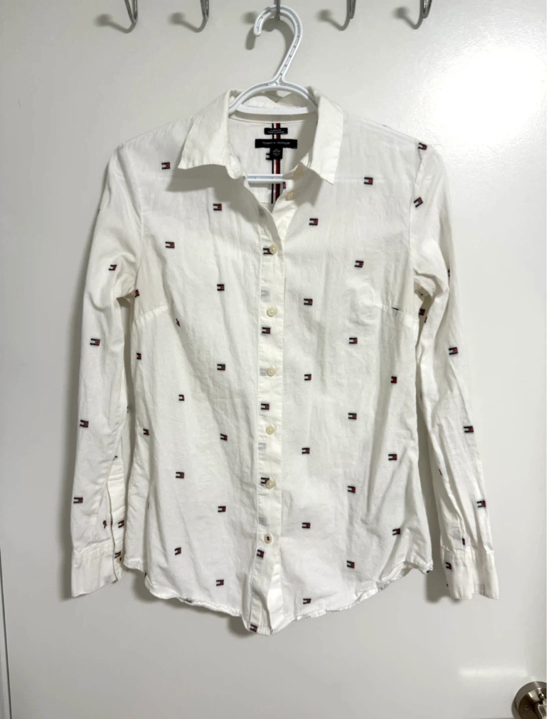 Tommy Hilfiger Women's XS Classic Fit Button-Up Shirt