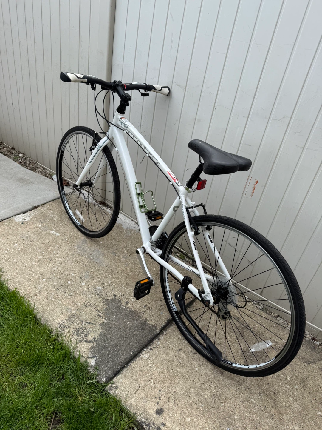 Diamondback White Hybrid Bike - photo 4