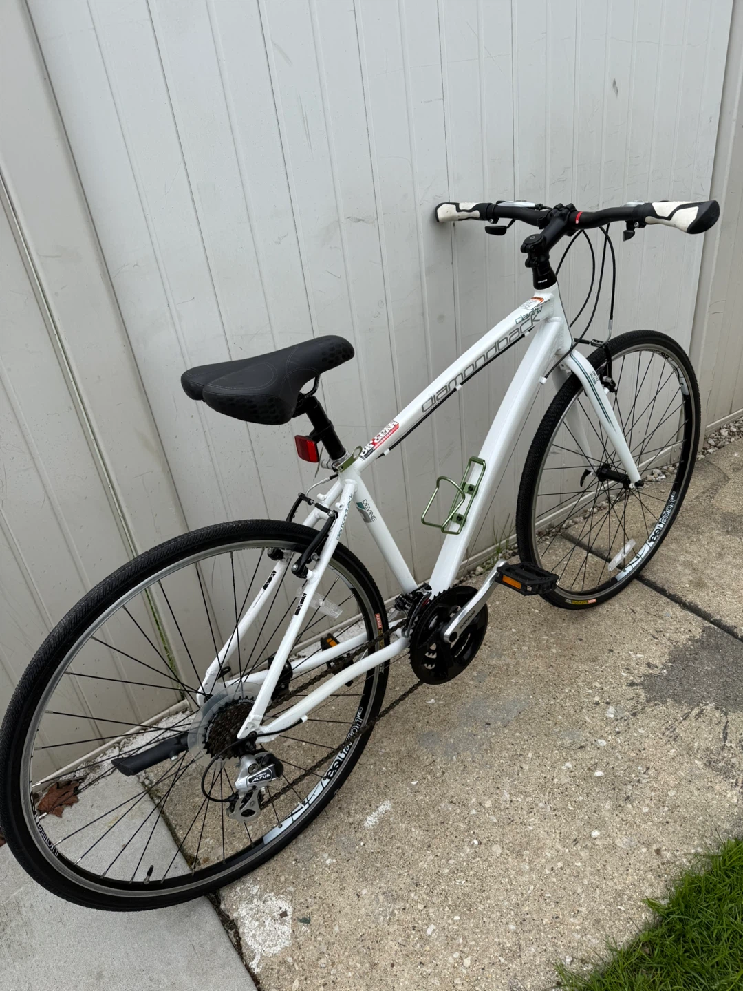 Diamondback White Hybrid Bike - photo 3