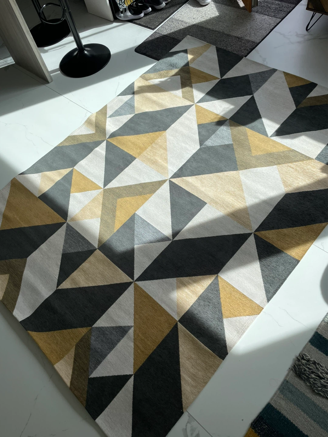 Like New Geometric Non Slip Area Rug 5ft x 7ft
