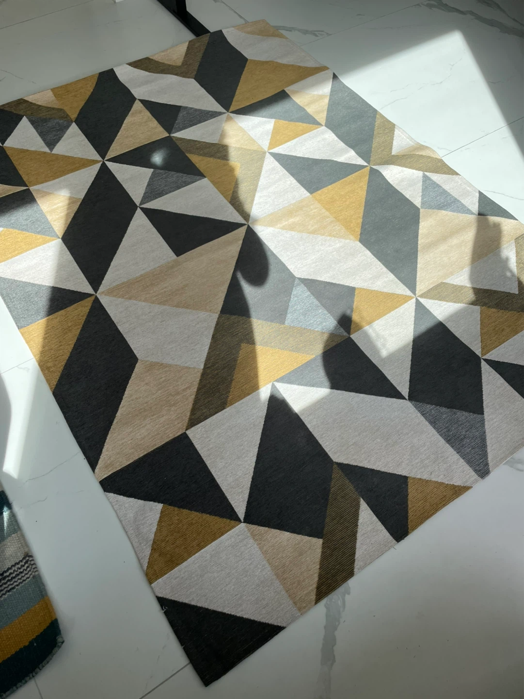 Like New Geometric Non Slip Area Rug 5ft x 7ft - photo 2