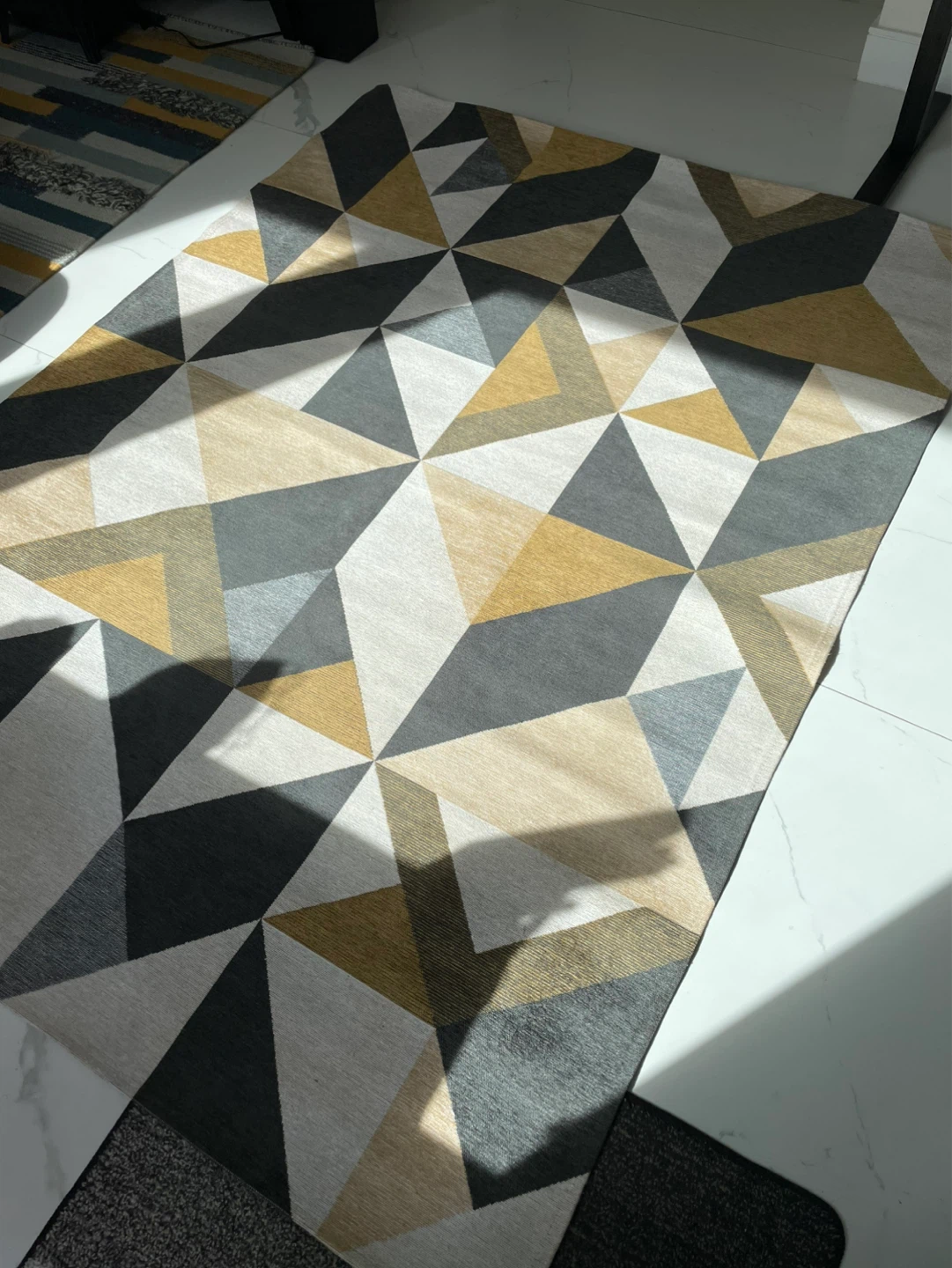 Like New Geometric Non Slip Area Rug 5ft x 7ft - photo 3