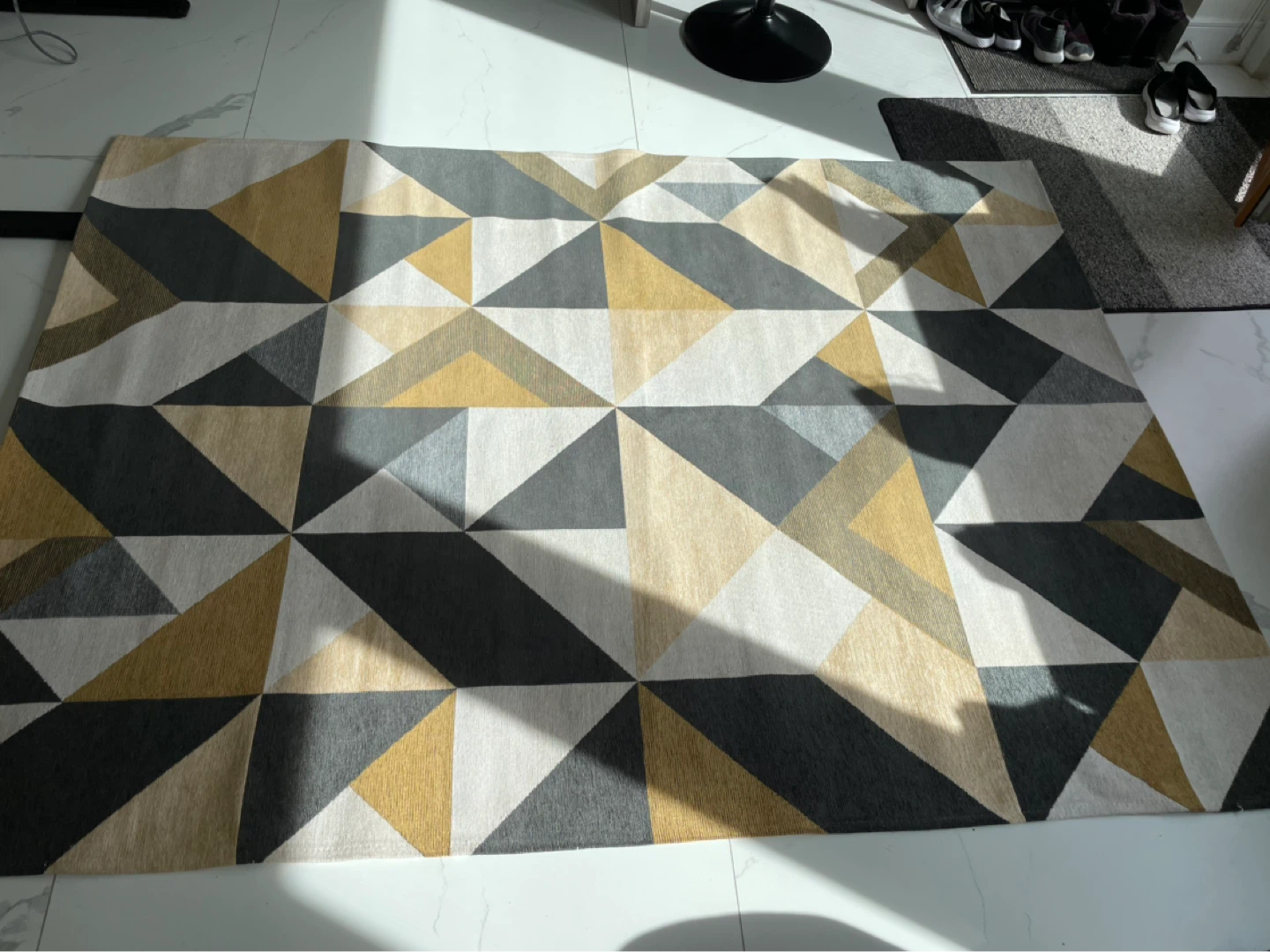 Like New Geometric Non Slip Area Rug 5ft x 7ft - photo 4