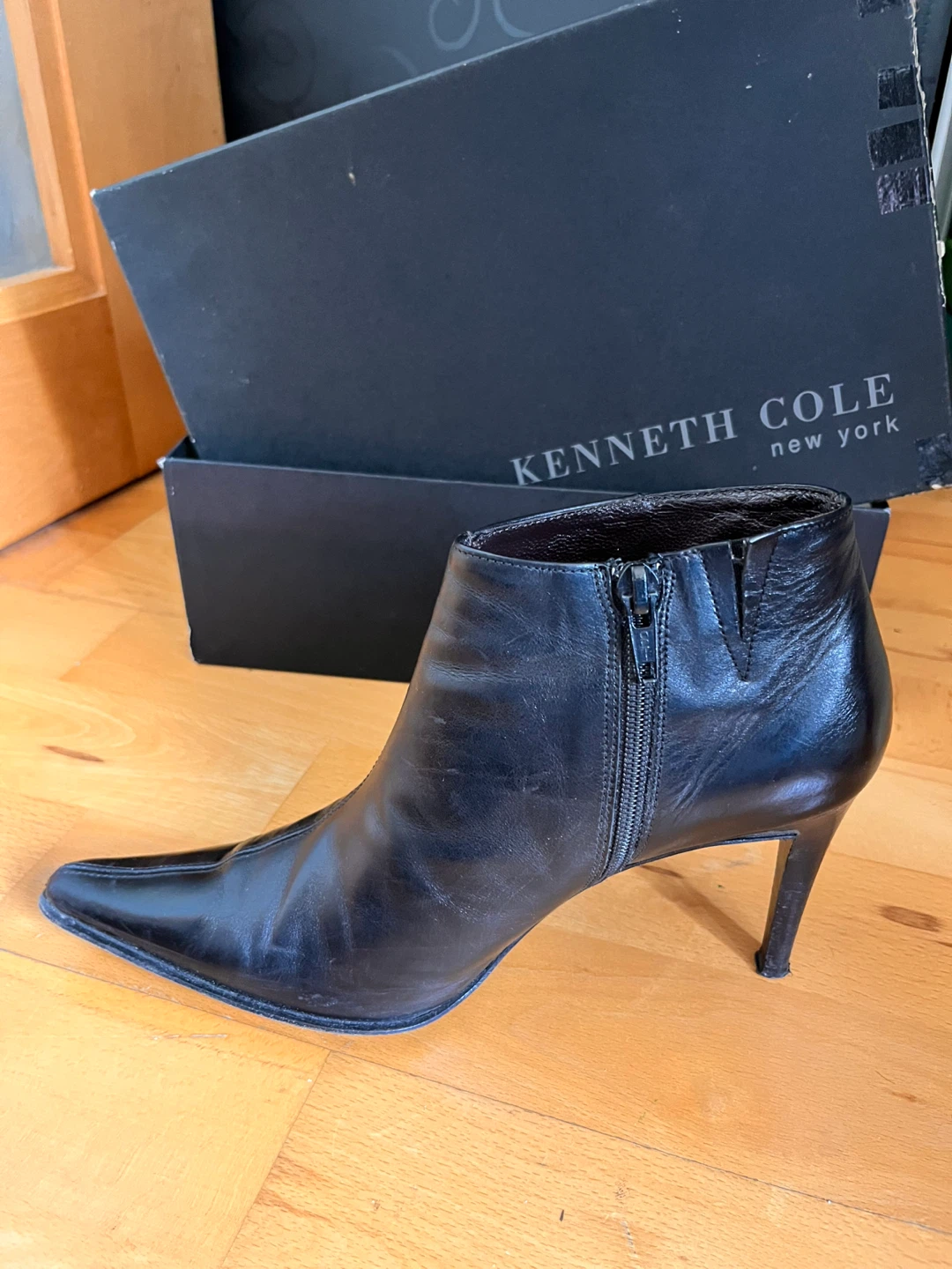 Side 6.5 M Kenneth Cole Black Ankle Boots -Size 6.5 - photo 2