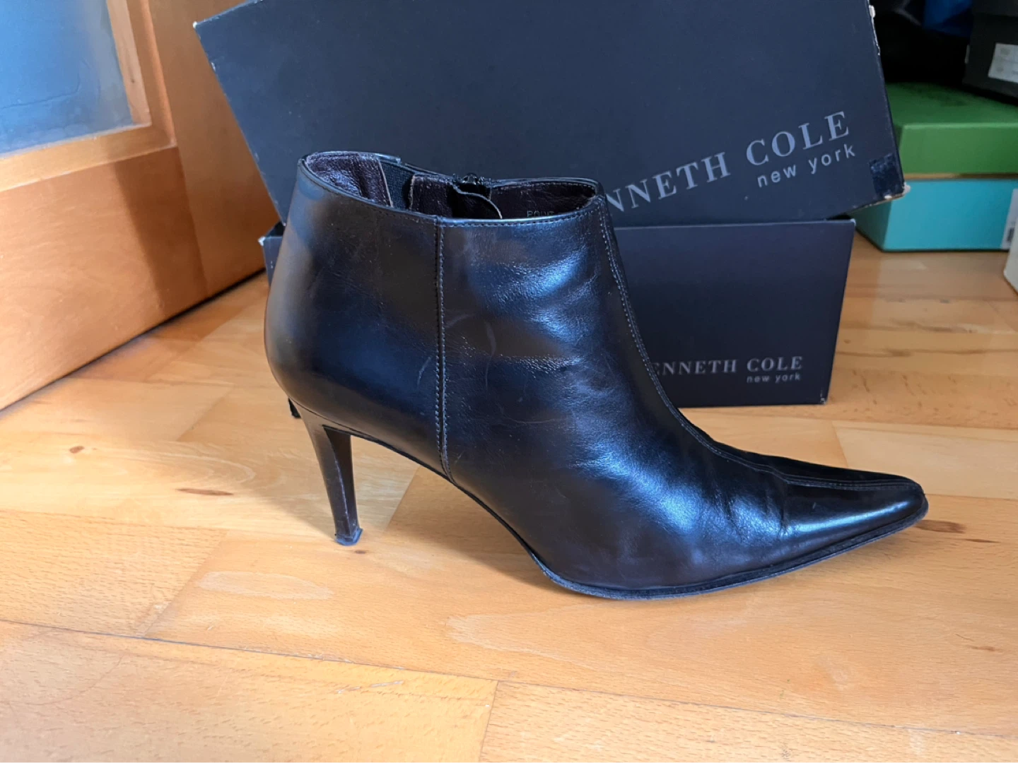 Side 6.5 M Kenneth Cole Black Ankle Boots -Size 6.5
